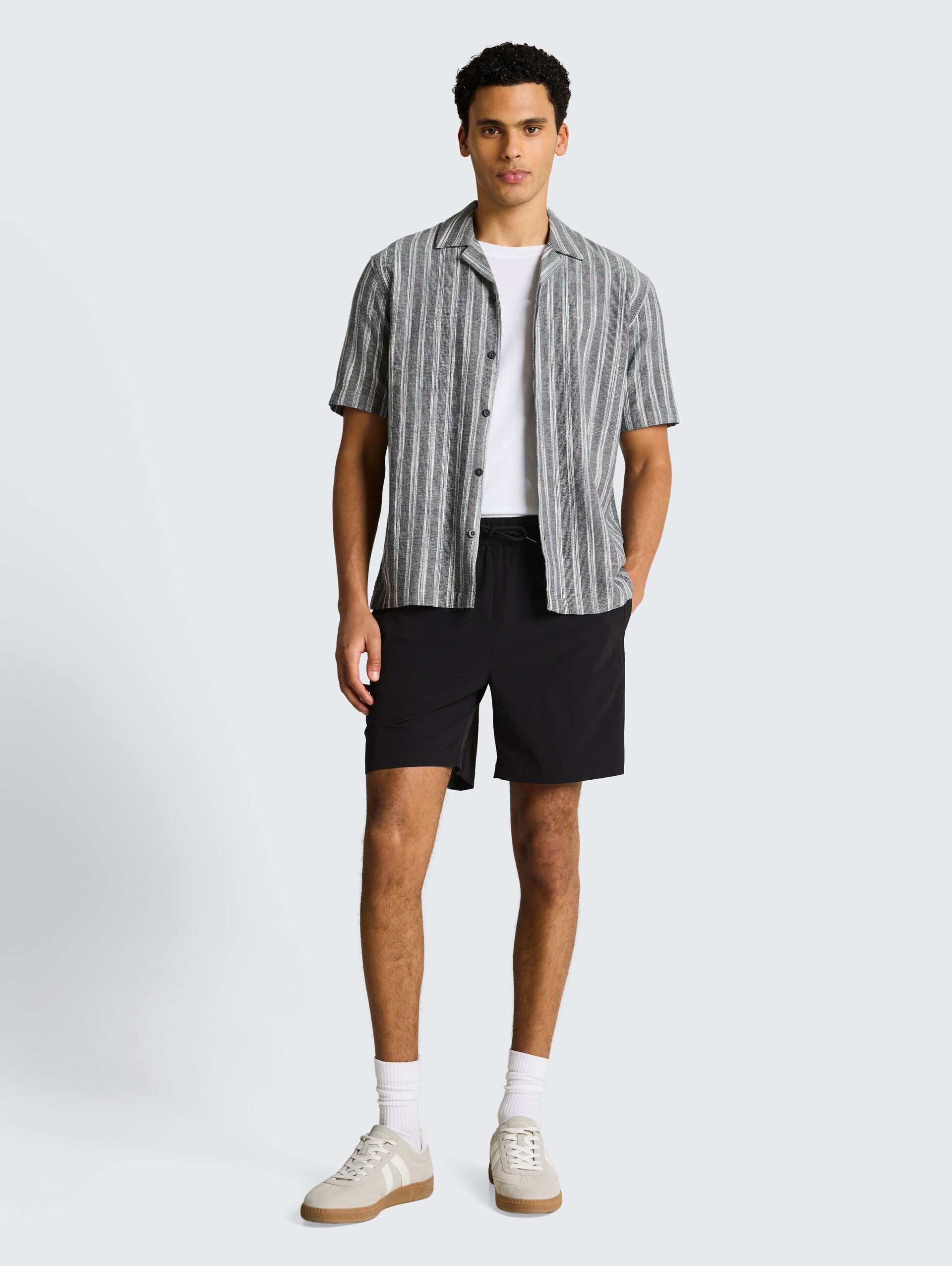 Ultralight Relaxed Fit Shorts - Black - Model-Vorderansicht