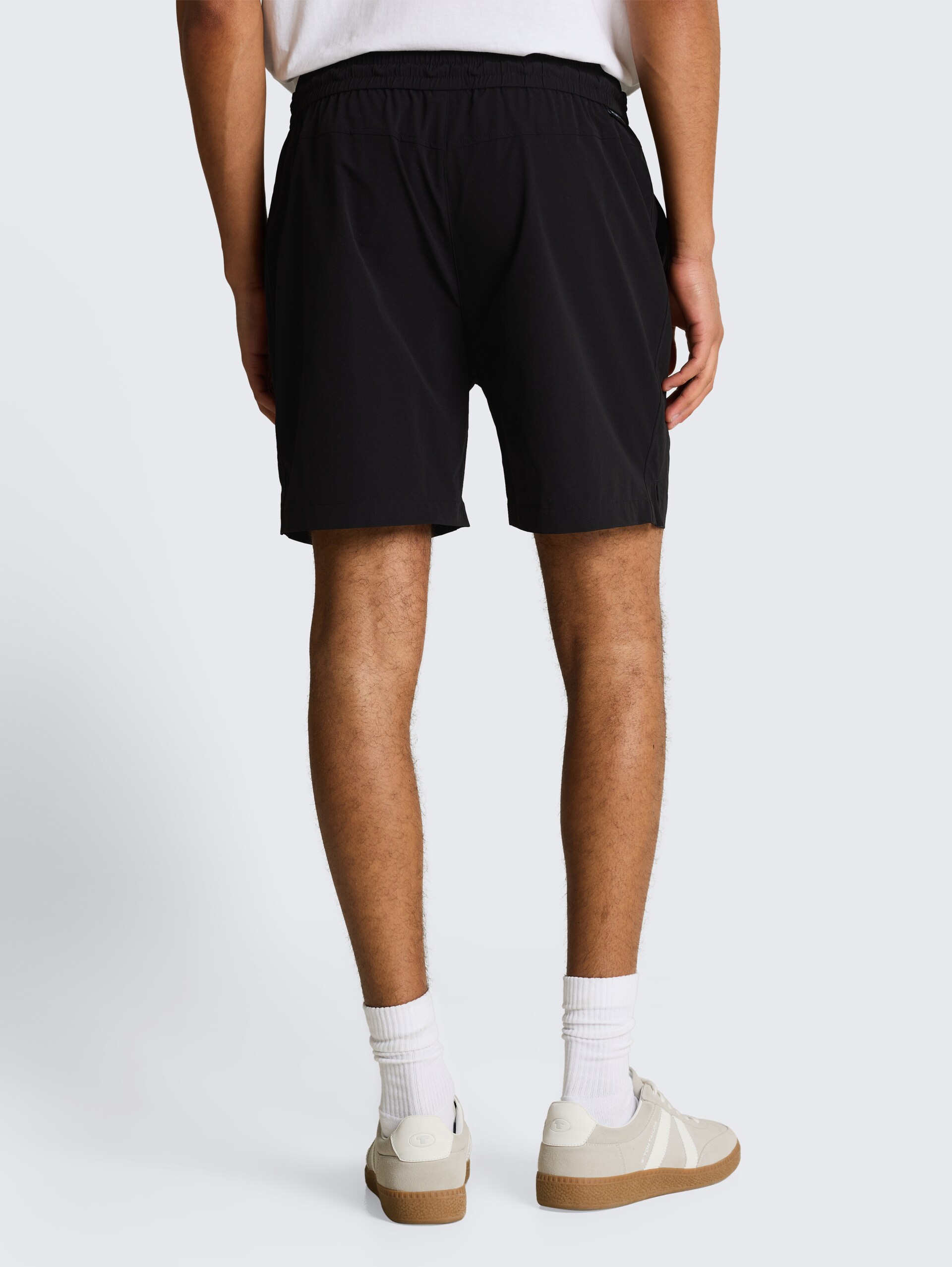Ultralight Relaxed Fit Shorts - Black - Auschnitt Model-Rückansicht