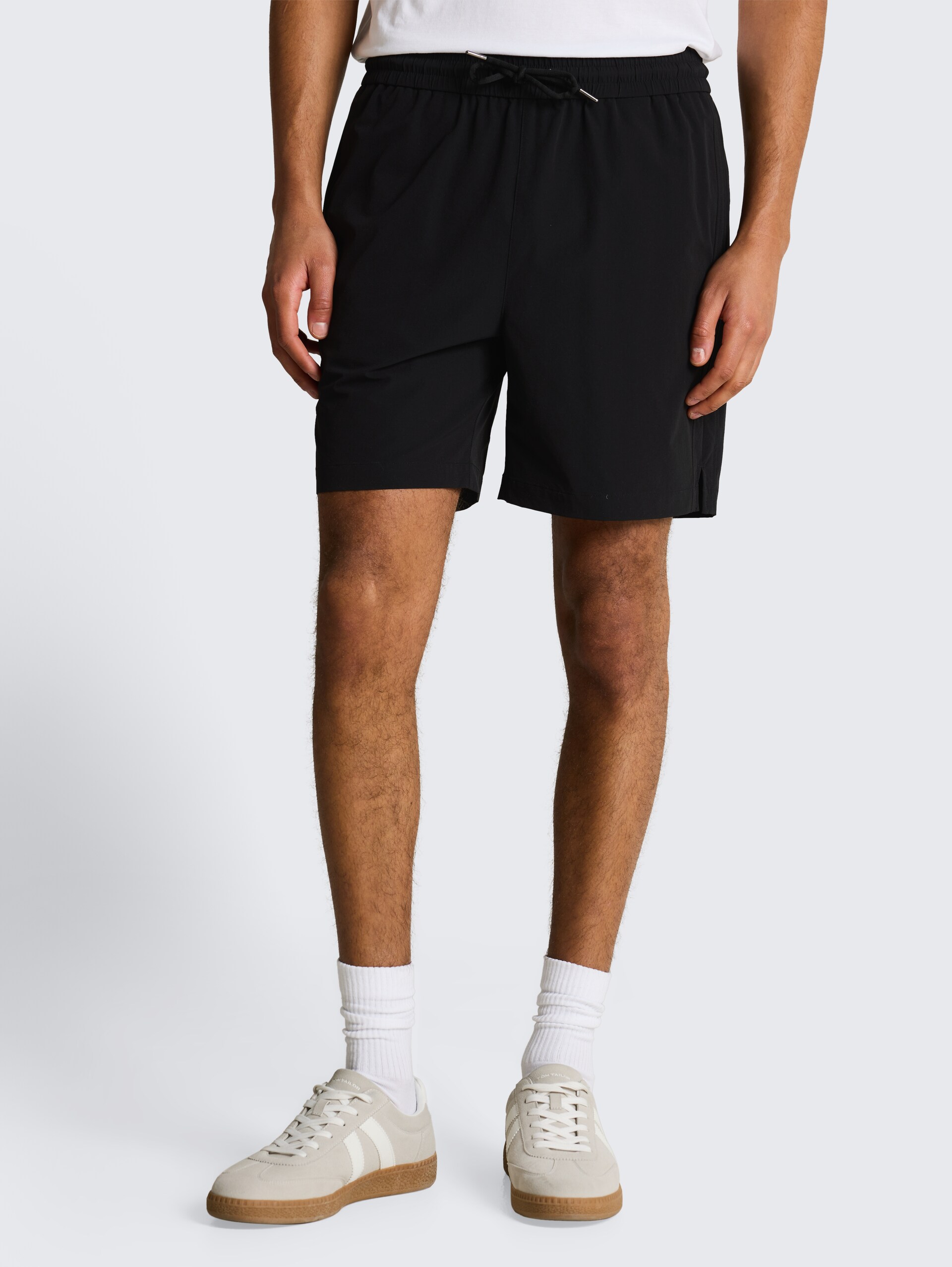 Ultralight Relaxed Fit Shorts - Black - Ausschnitt Model-Vorderansicht