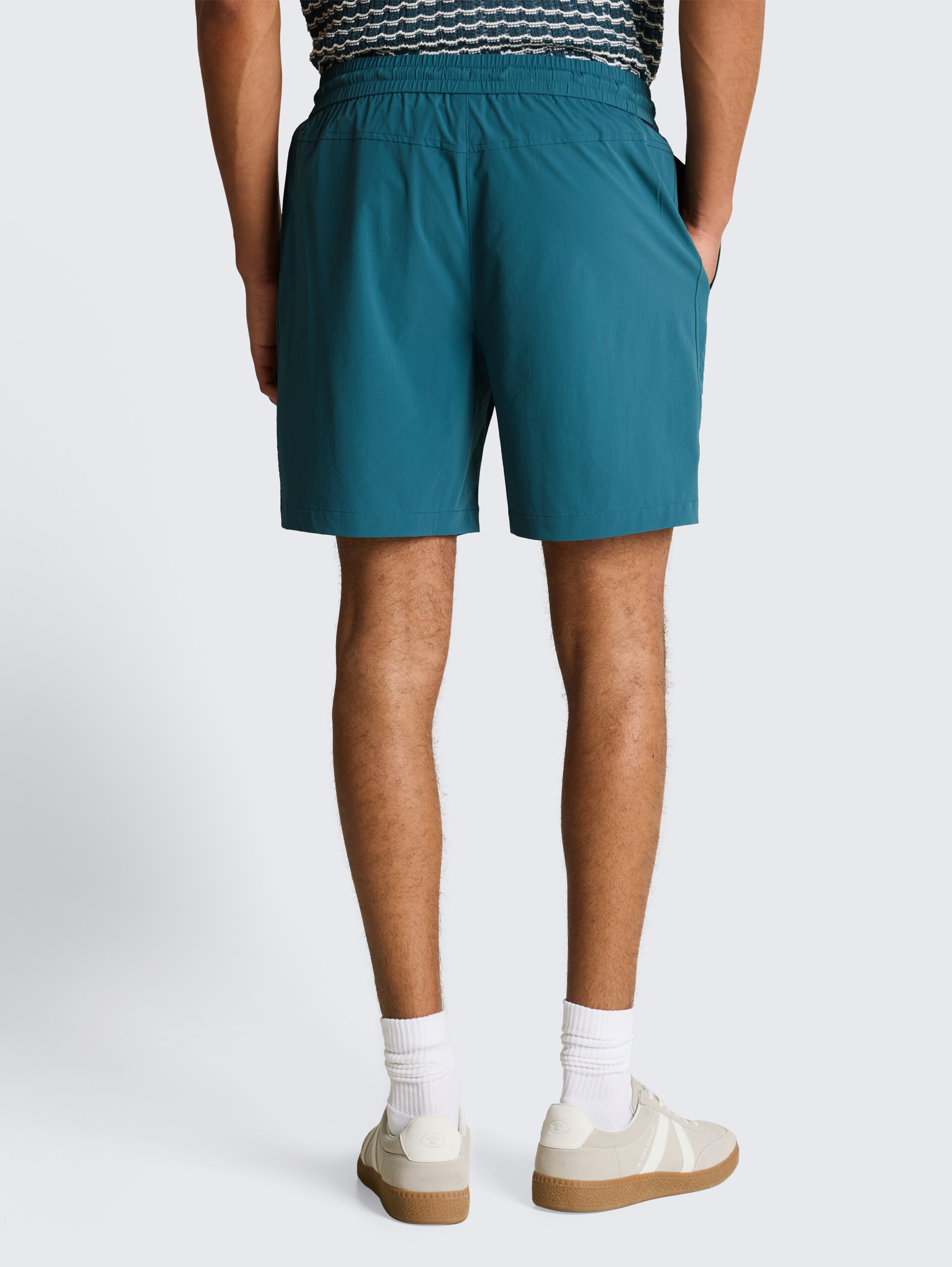 Ultralight Relaxed Fit Shorts - tide petrol - Auschnitt Model-Rückansicht