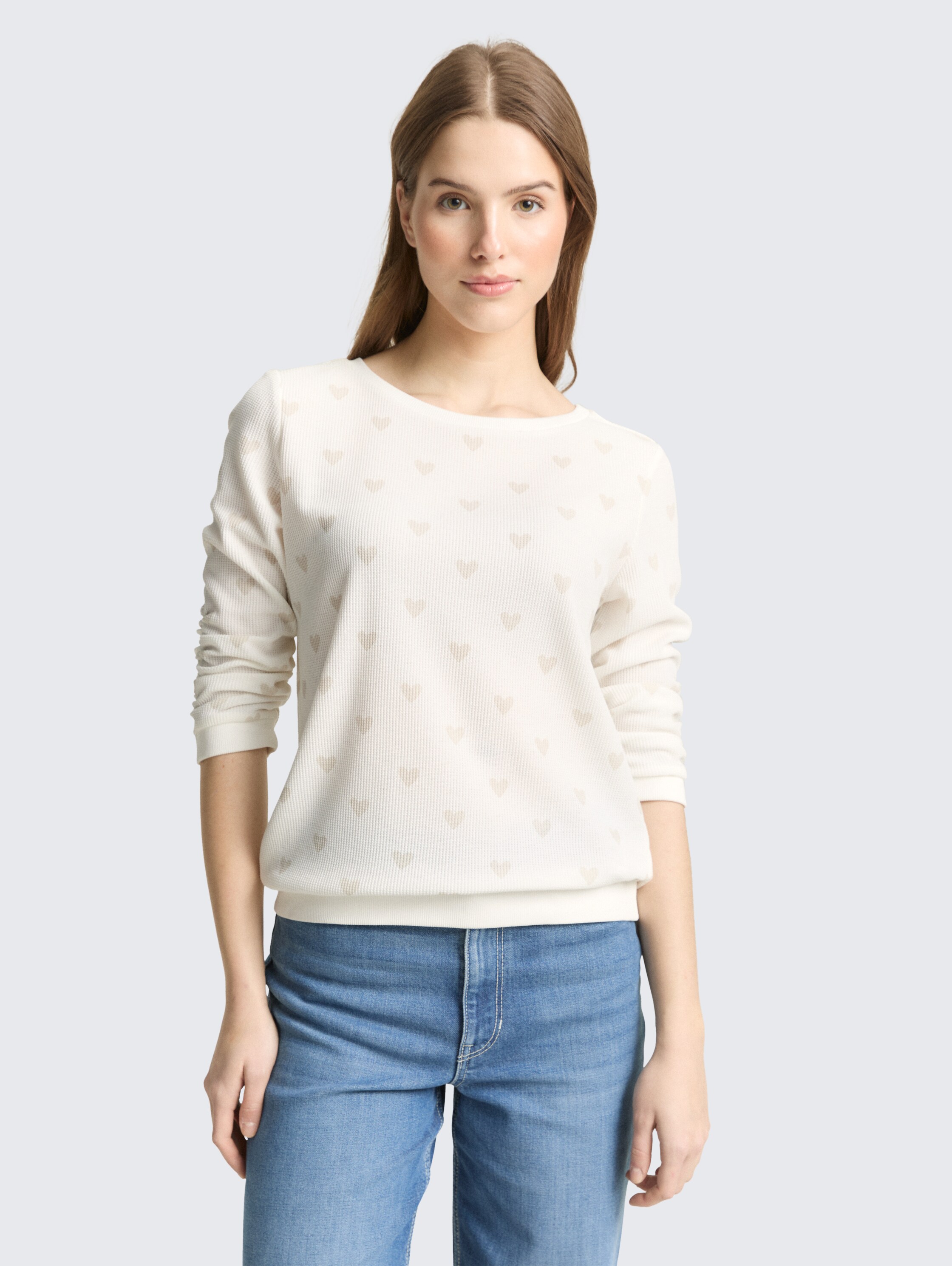 Slim Fit Sweatshirt mit Herz-Print - off white tonal heart print - Ausschnitt Model-Vorderansicht