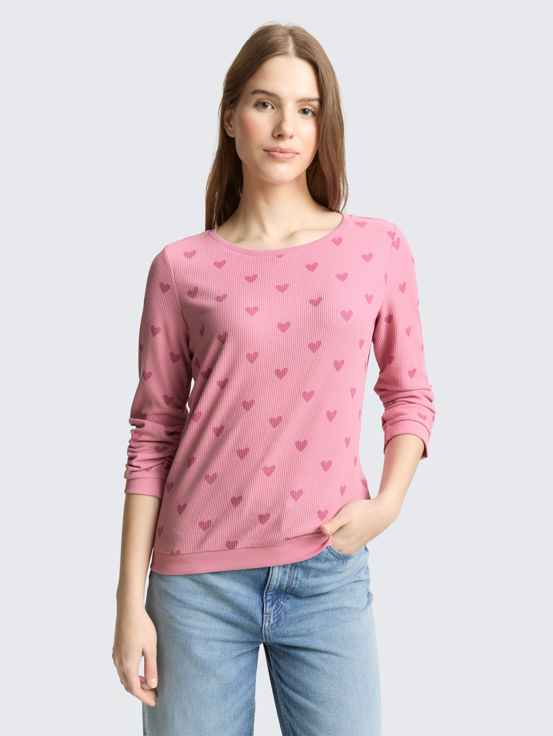 Slim Fit Sweatshirt mit Herz-Print - pink tonal heart print - Ausschnitt Model-Vorderansicht