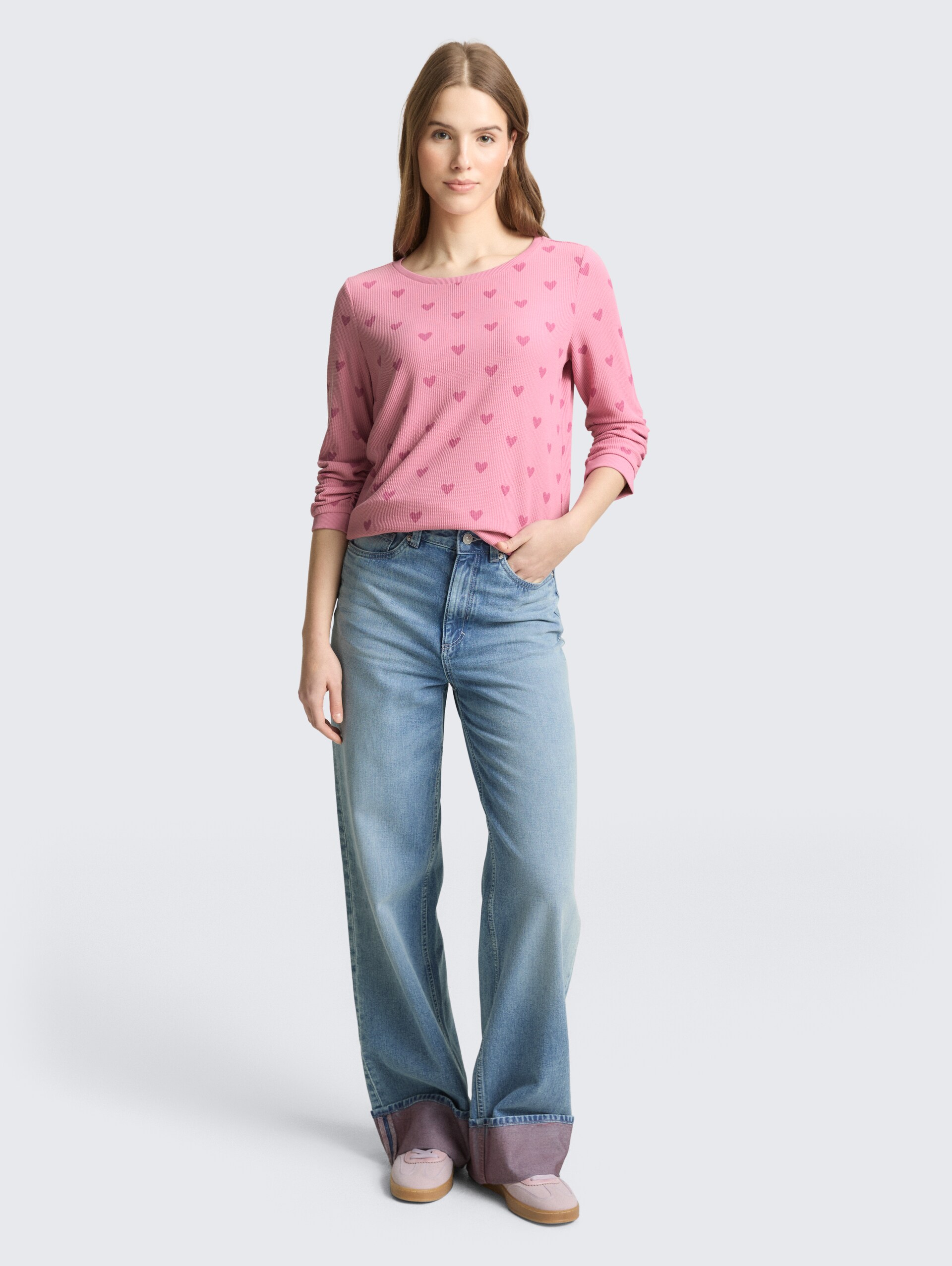 Slim Fit Sweatshirt mit Herz-Print - pink tonal heart print - Model-Vorderansicht