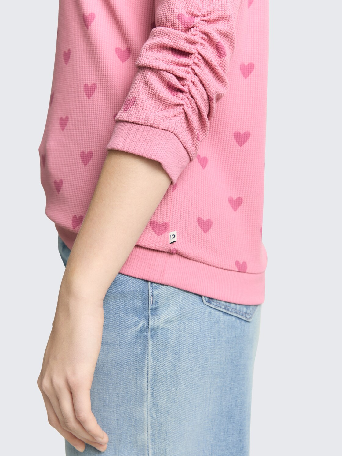 Slim Fit Sweatshirt mit Herz-Print - pink tonal heart print - Detail-Model-Ansicht