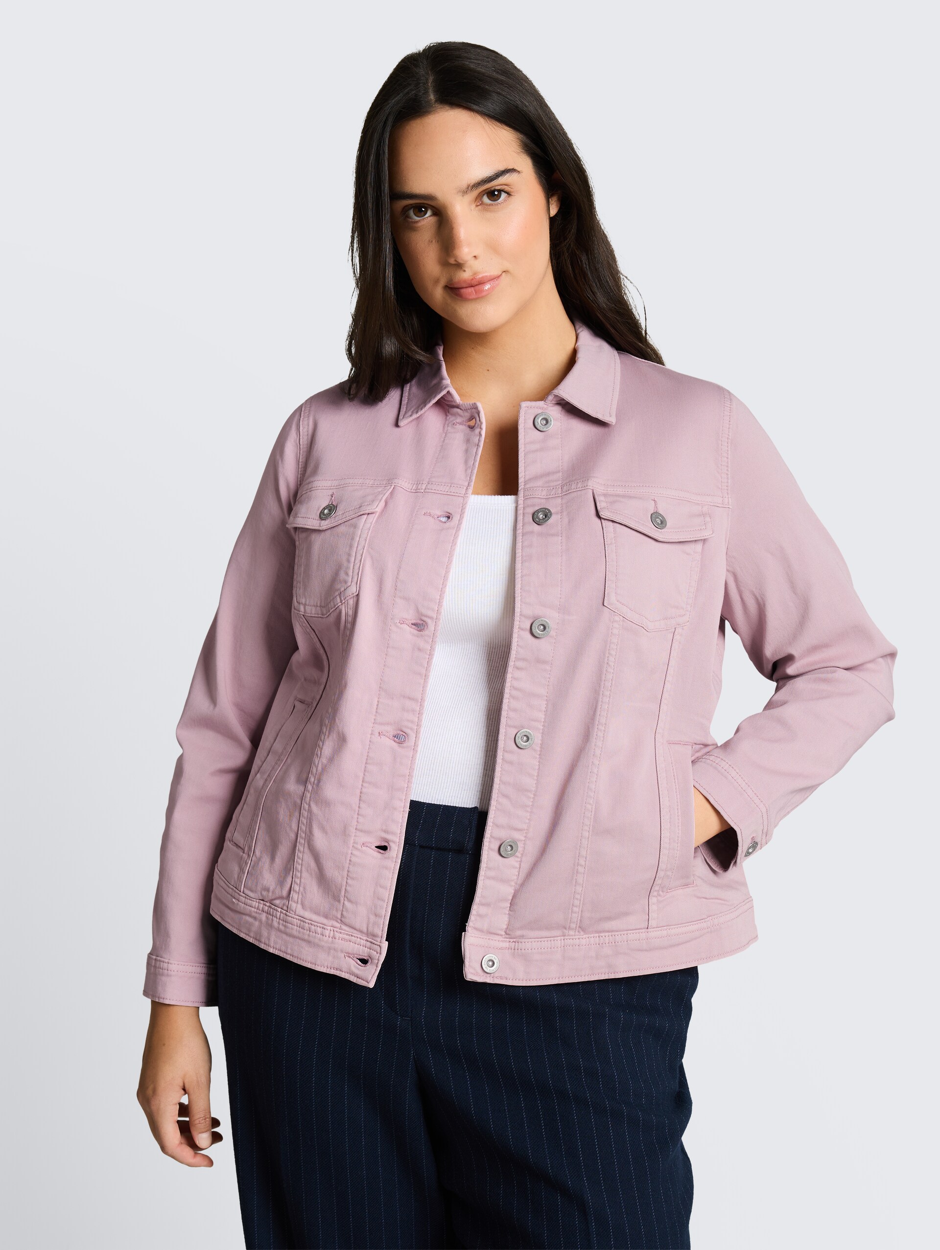 Plus Size - Jeansjacke mit Eingriffstaschen - light elderberry - Model-Vorderansicht