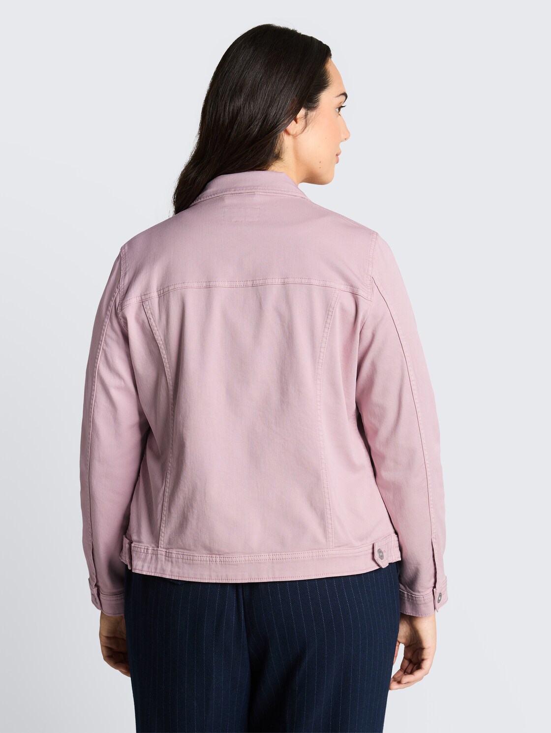Plus Size - Jeansjacke mit Eingriffstaschen - light elderberry - Model-Rückansicht
