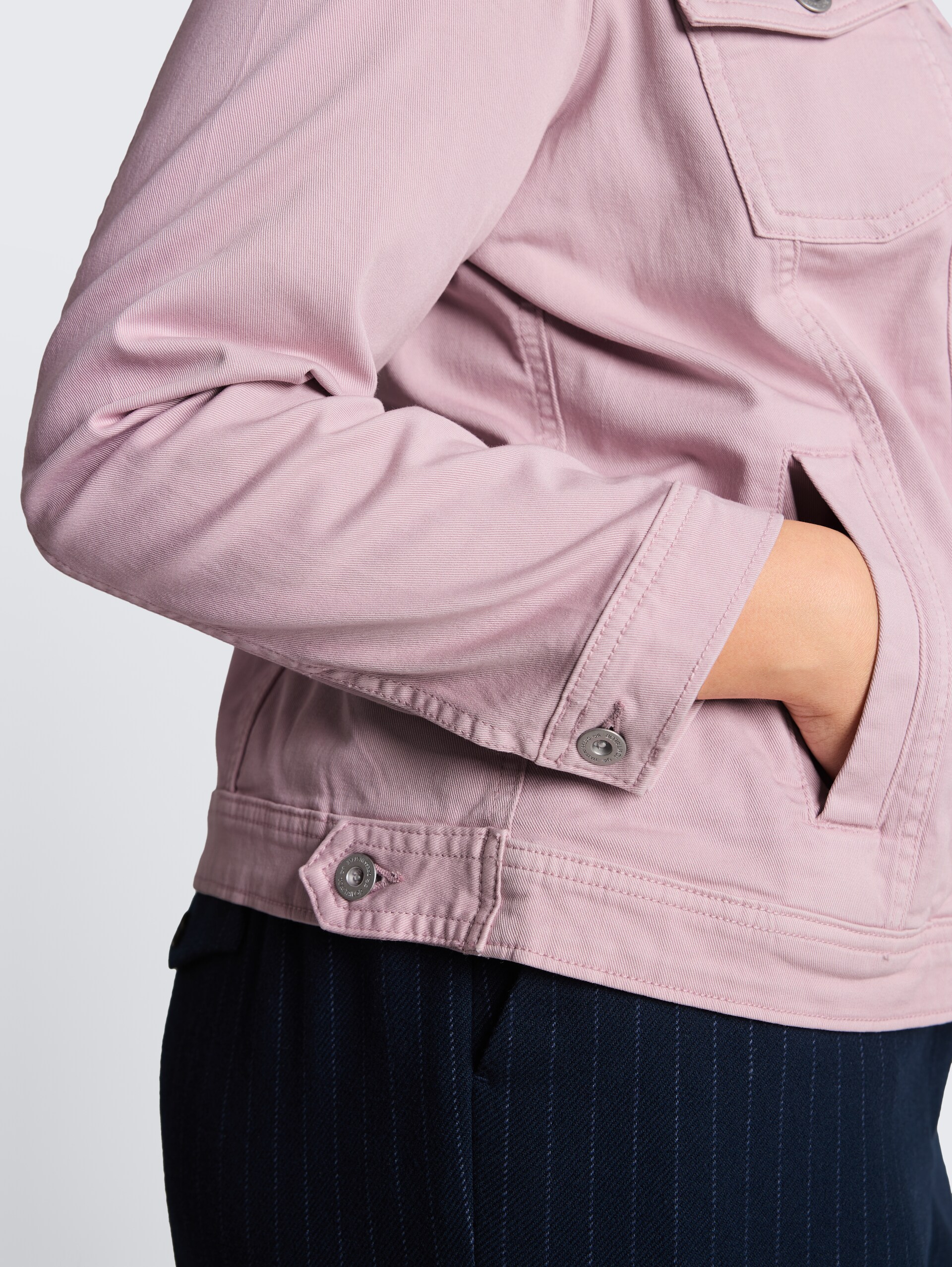 Plus Size - Jeansjacke mit Eingriffstaschen - light elderberry - Detail-Model-Ansicht