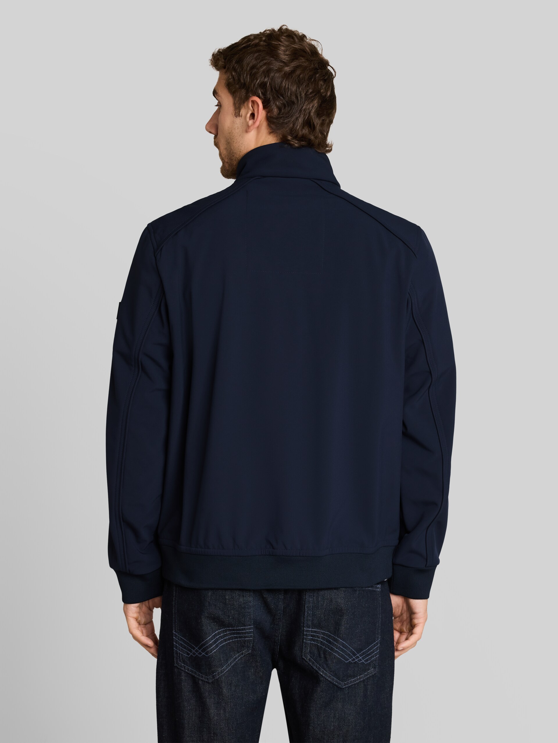 Softshell Jacke mit Stehkragen - sky captain blue - Model-Rückansicht