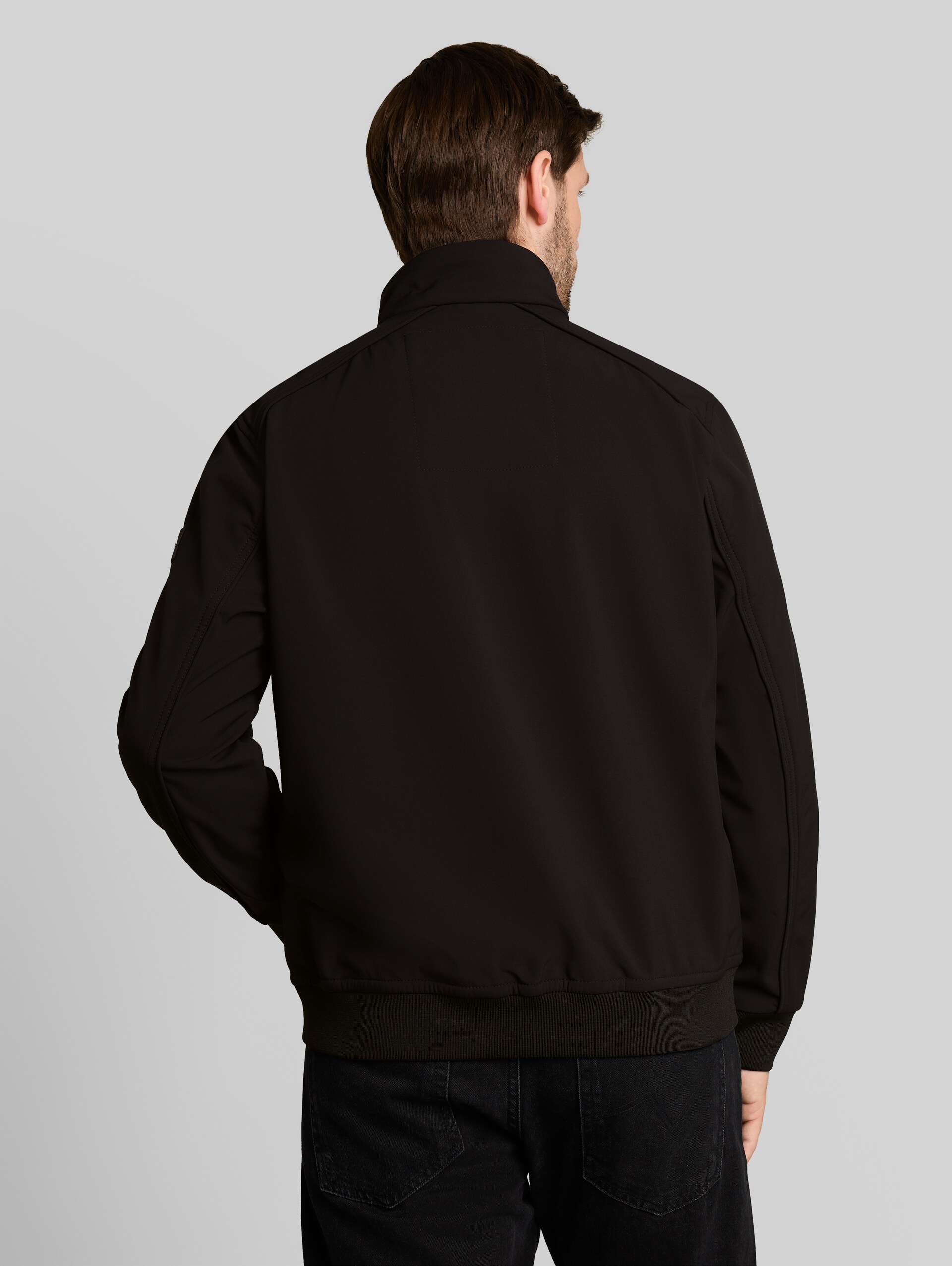 Softshell Jacke mit Stehkragen - Black - Model-Rückansicht
