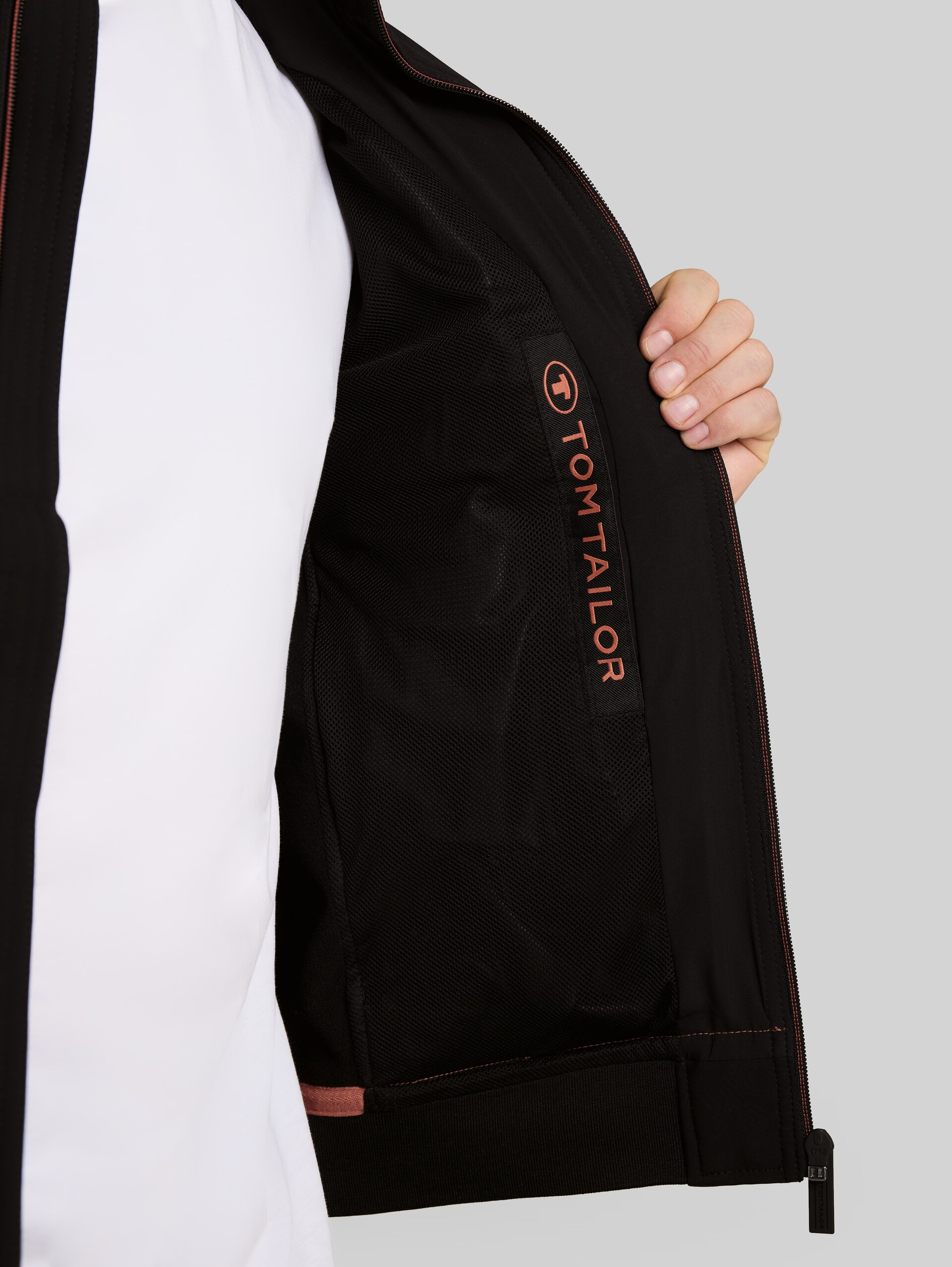 Softshell Jacke mit Stehkragen - Black - Detail-Model-Ansicht