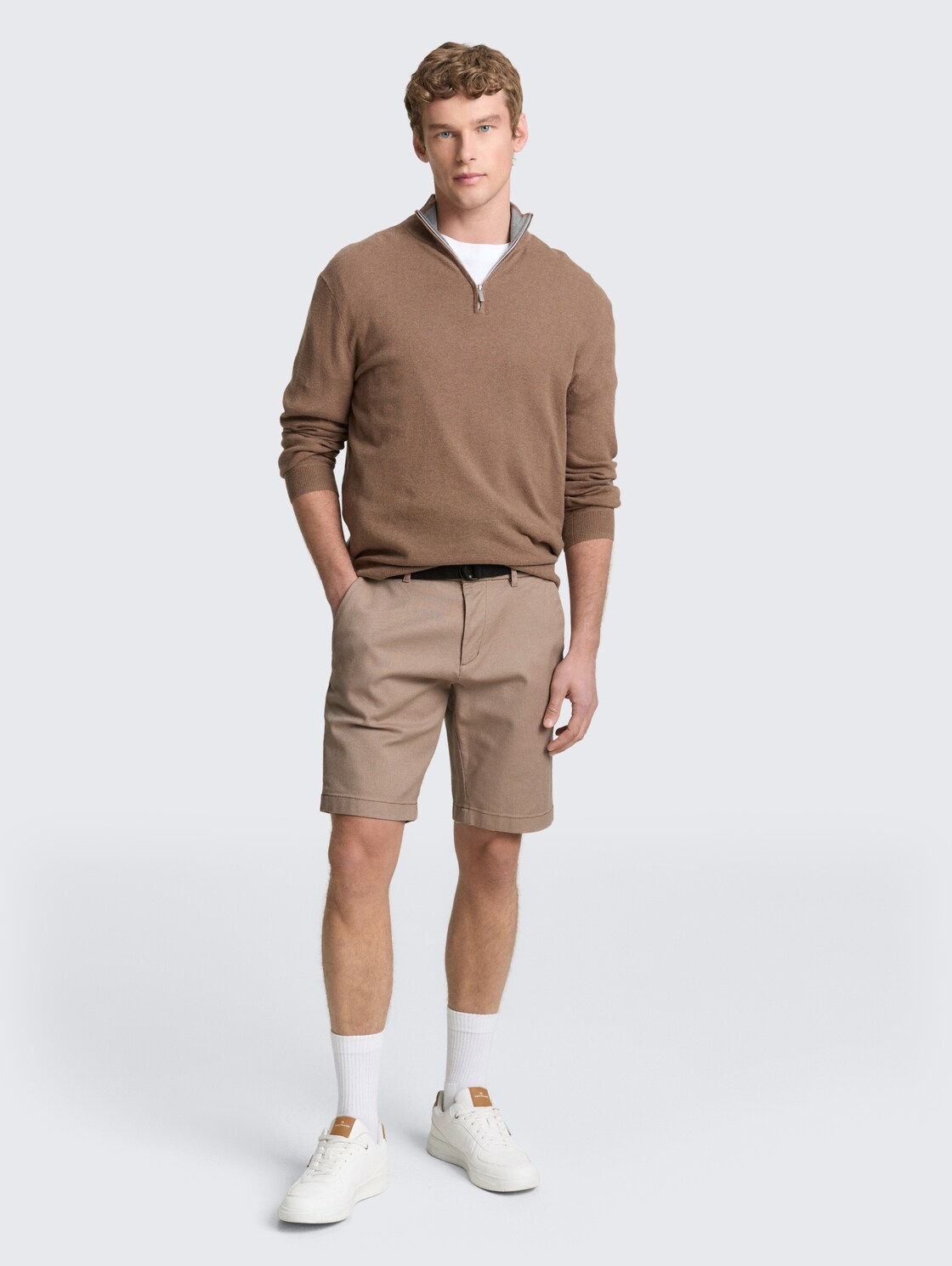 TTREGULAR Chino Shorts mit Gürtel - beige tonal twill structure - Model-Vorderansicht
