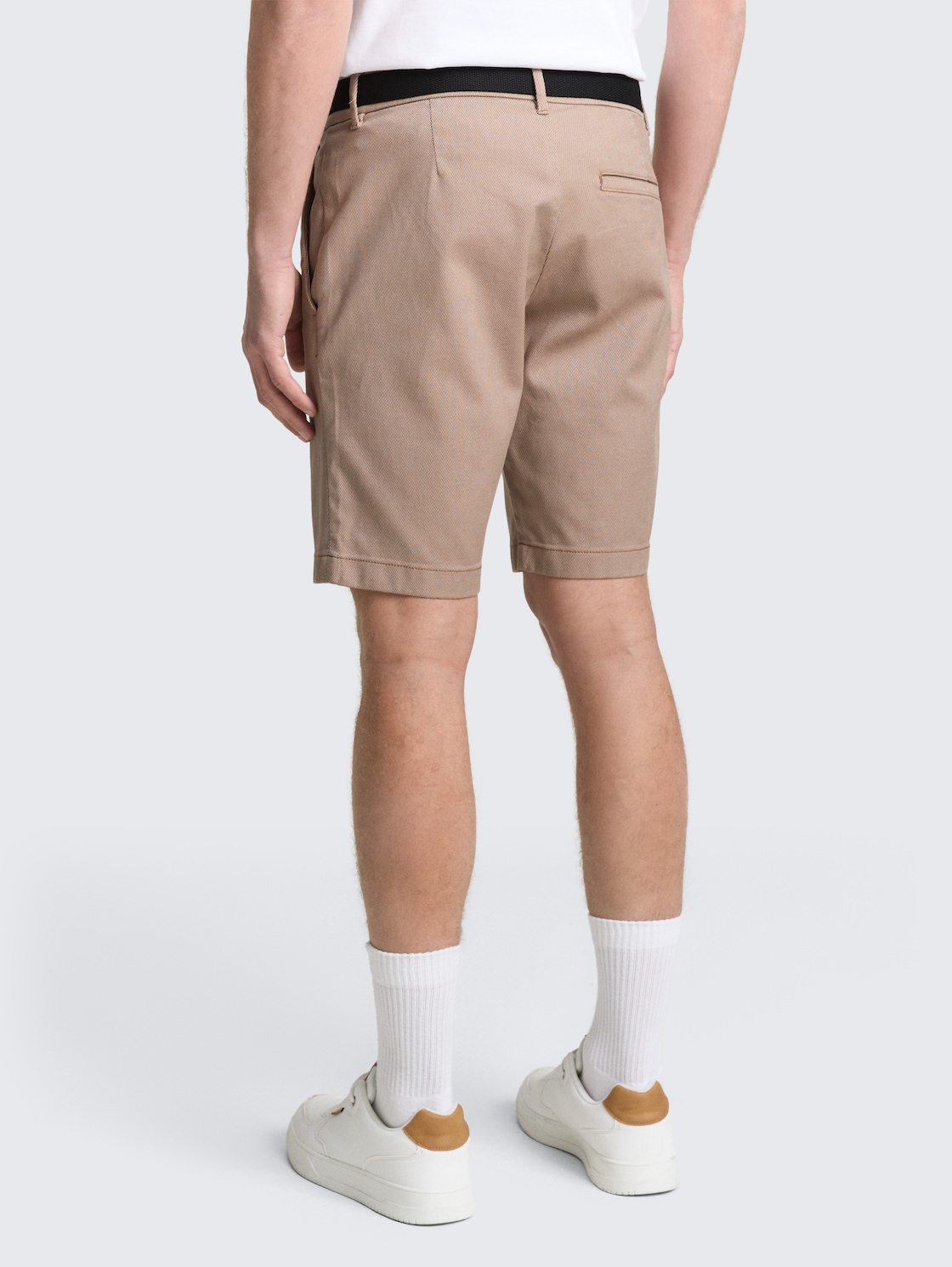 TTREGULAR Chino Shorts mit Gürtel - beige tonal twill structure - Auschnitt Model-Rückansicht