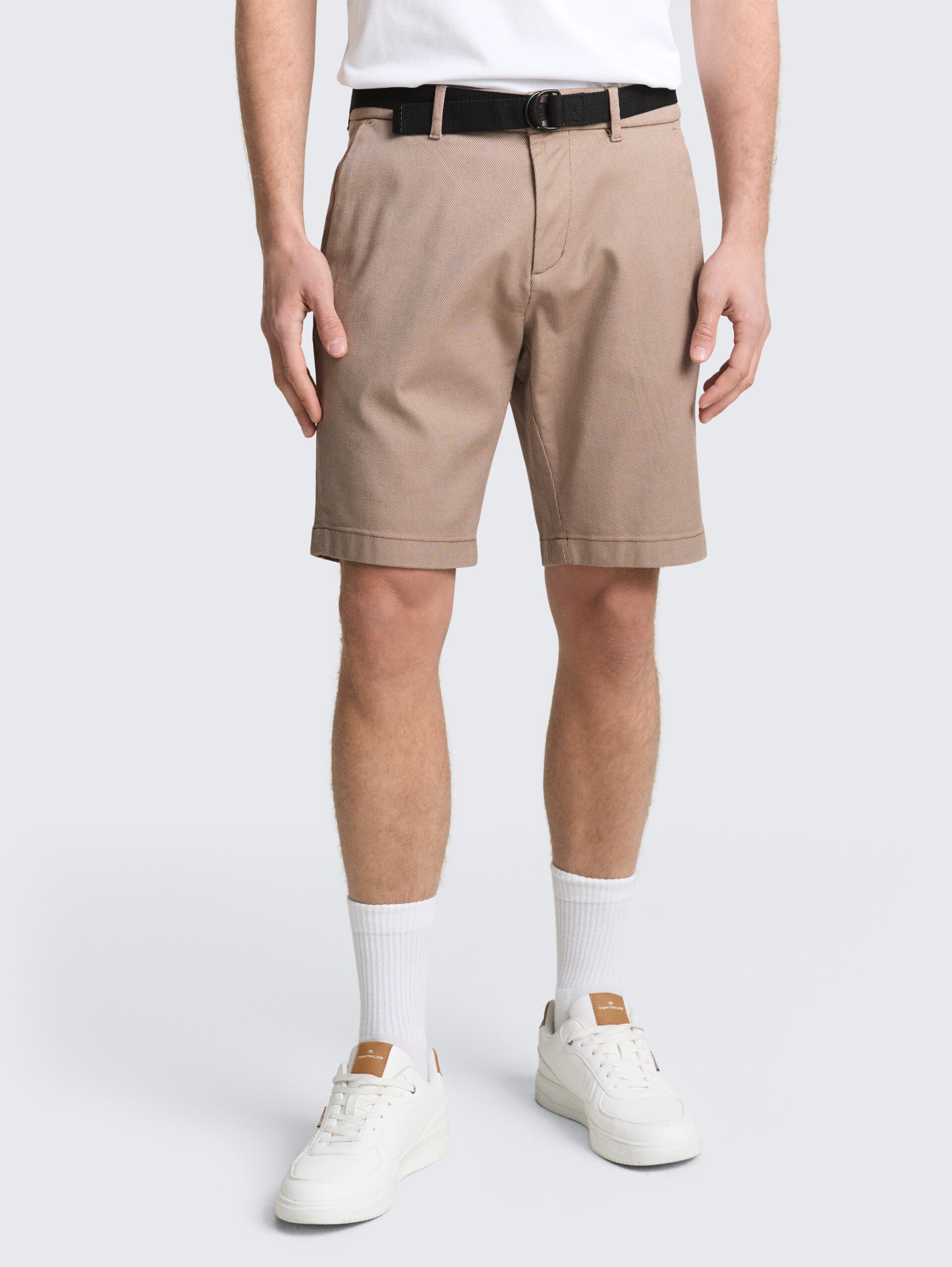 TTREGULAR Chino Shorts mit Gürtel - beige tonal twill structure - Ausschnitt Model-Vorderansicht