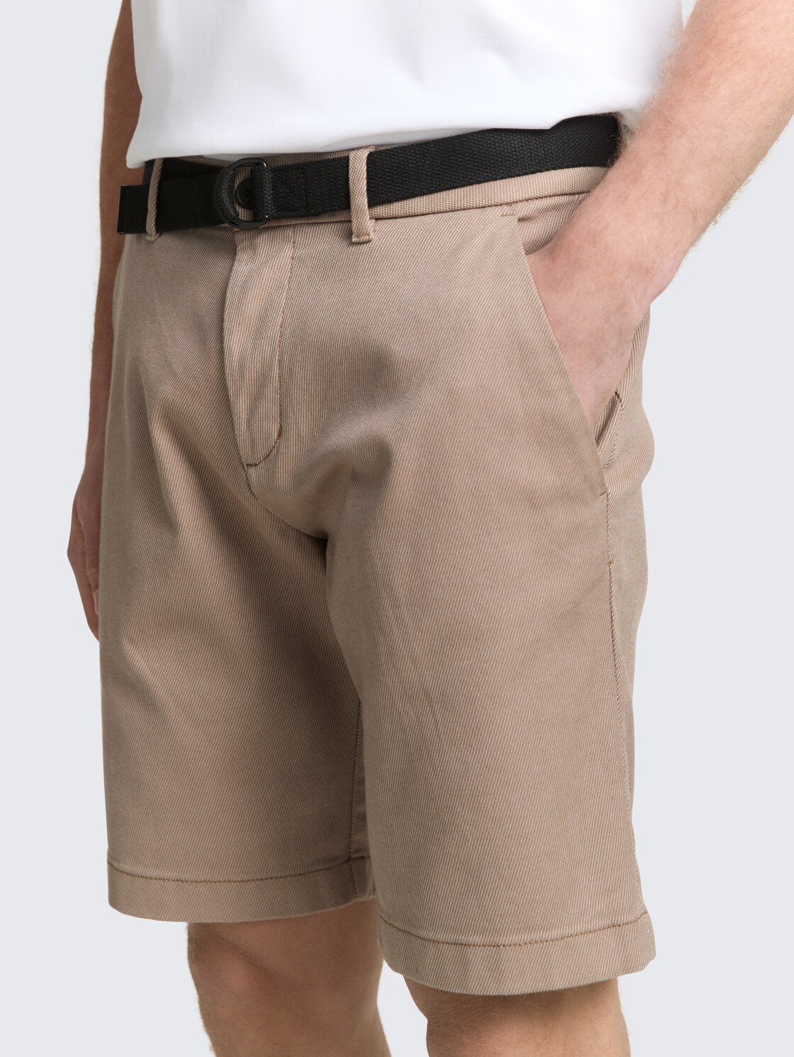 TTREGULAR Chino Shorts mit Gürtel - beige tonal twill structure - Detail-Model-Ansicht