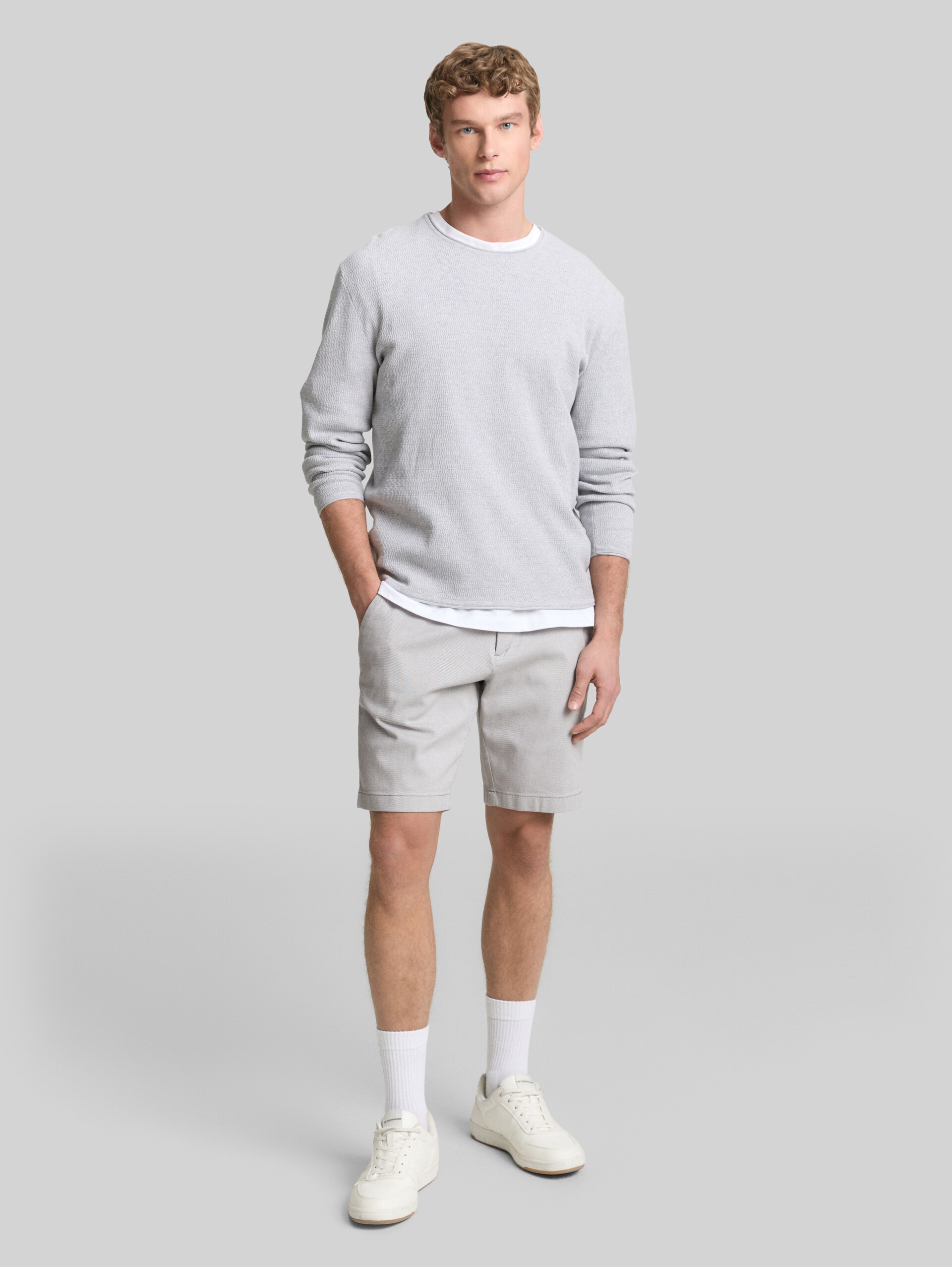TTREGULAR chino shorts with belt - grey white twill structure - Model front view