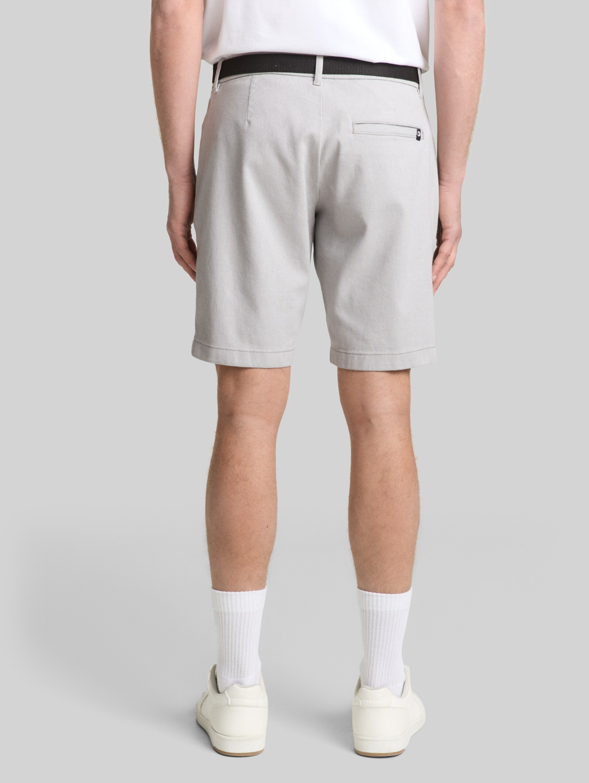 TTREGULAR chino shorts with belt - grey white twill structure - Neckline model-back view