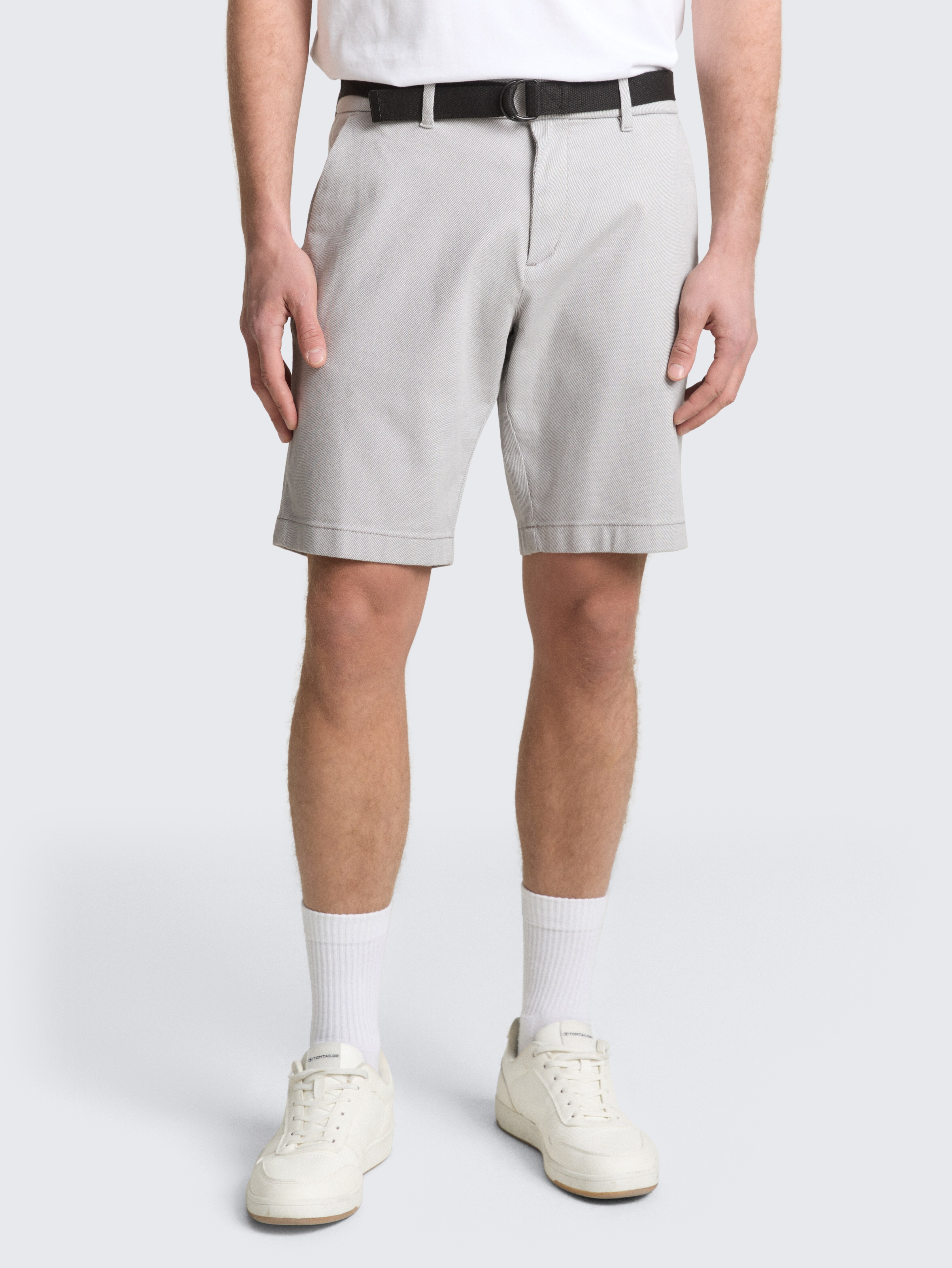 TTREGULAR Chino Shorts mit Gürtel von Denim Male, grey white twill structure