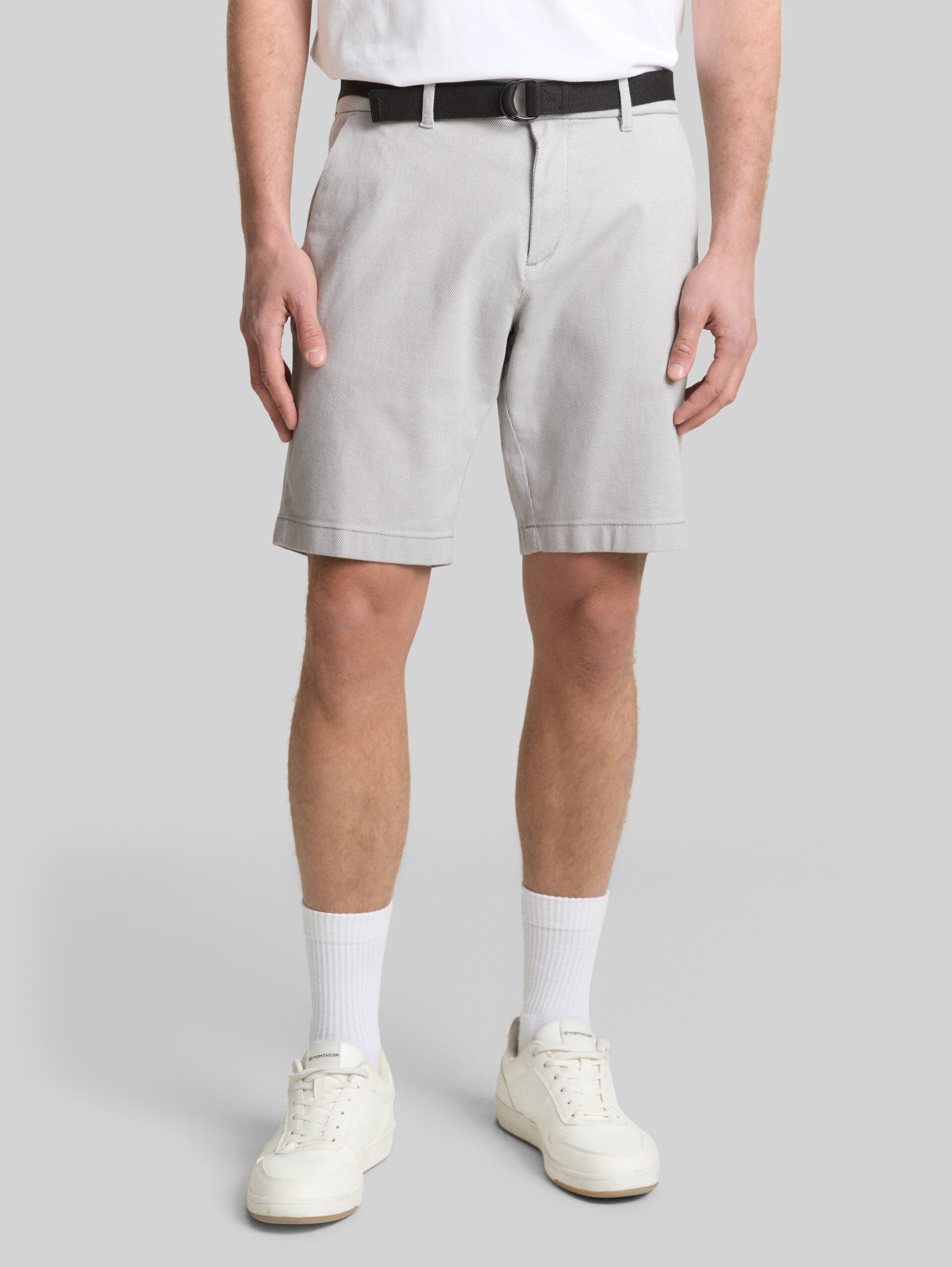 TTREGULAR chino shorts with belt - grey white twill structure - Neckline model front view