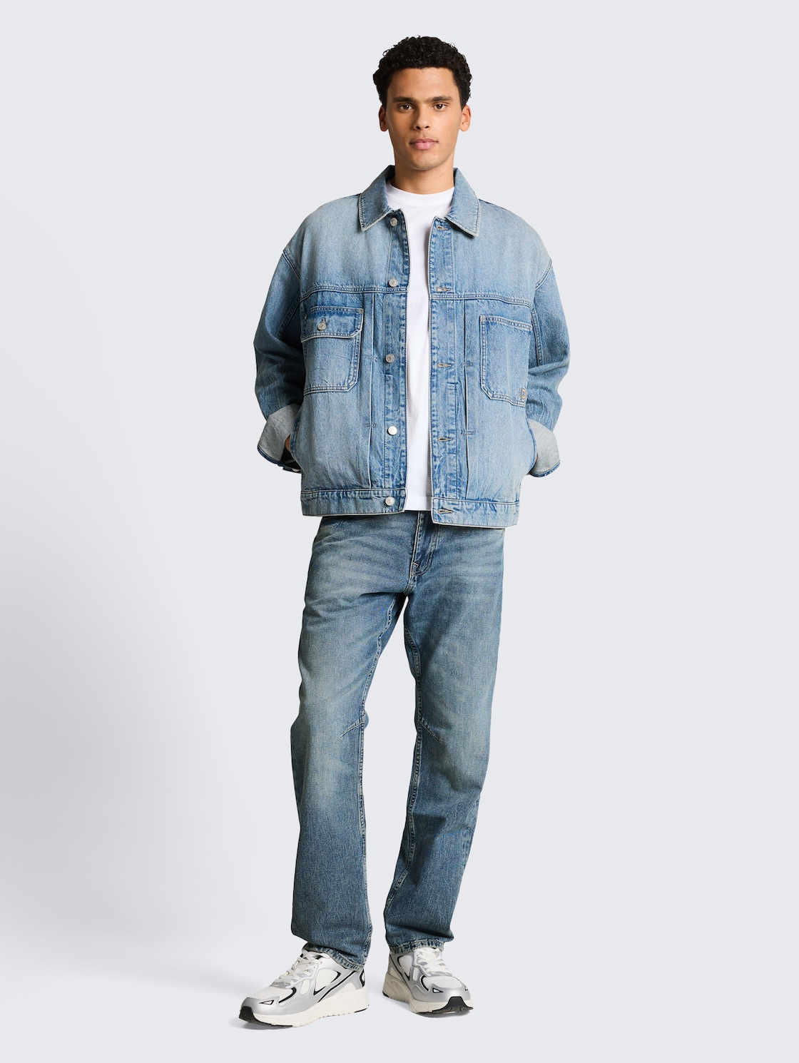 TTWAYLEN RELAXED Jeans - Tinted Blue Denim - Model front view