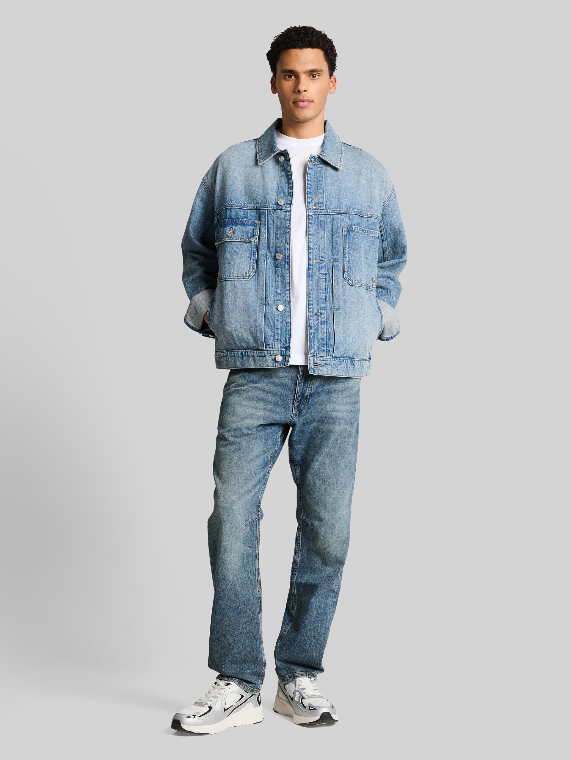 TTWAYLEN RELAXED Jeans - Tinted Blue Denim - Model front view