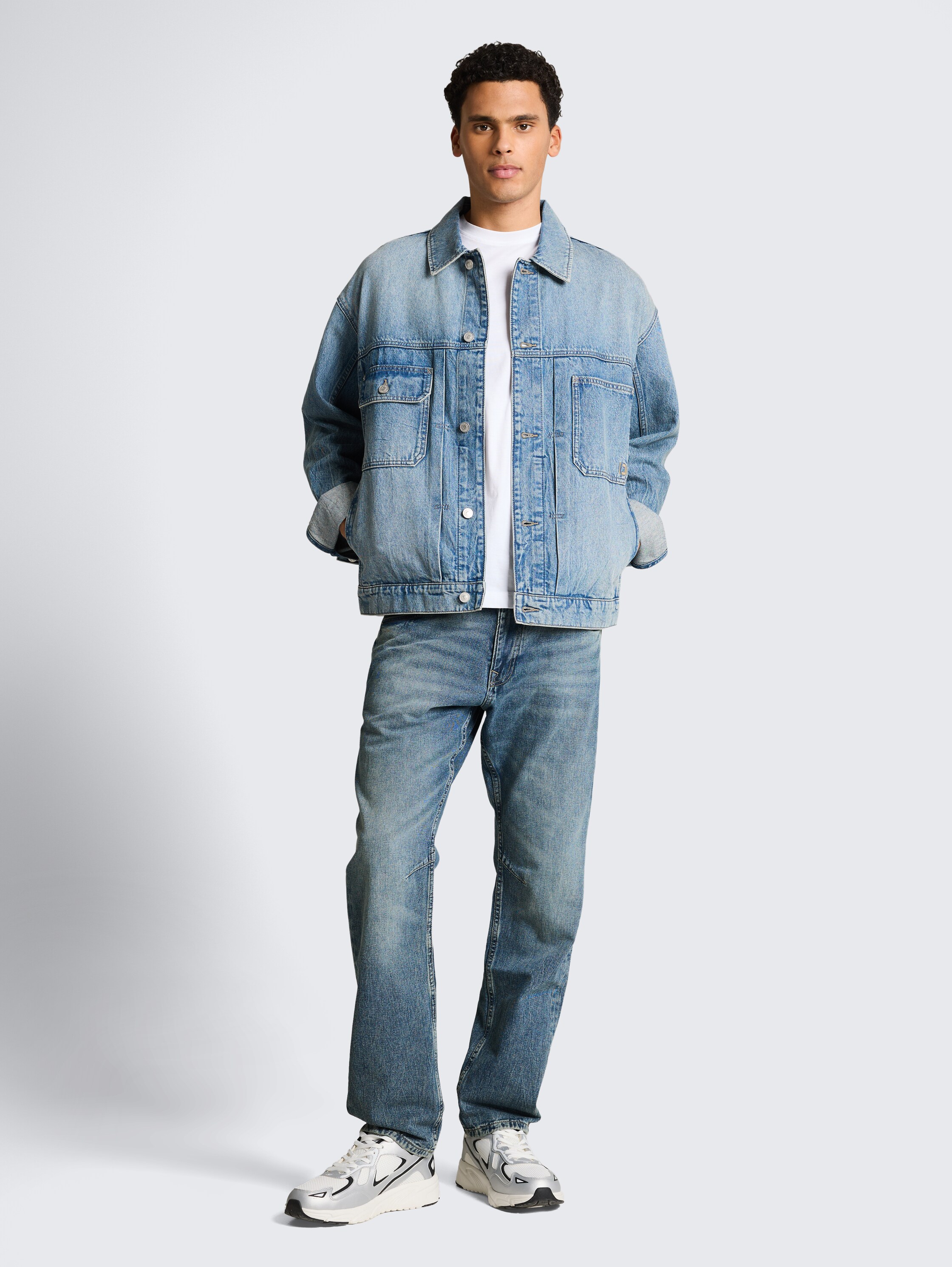 TTWAYLEN RELAXED jeans - Tinted Blue Denim - Model vooraanzicht