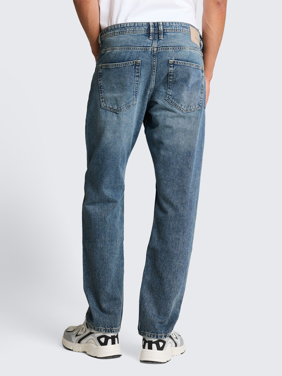 TTWAYLEN RELAXED Jeans - Tinted Blue Denim - Neckline model-back view