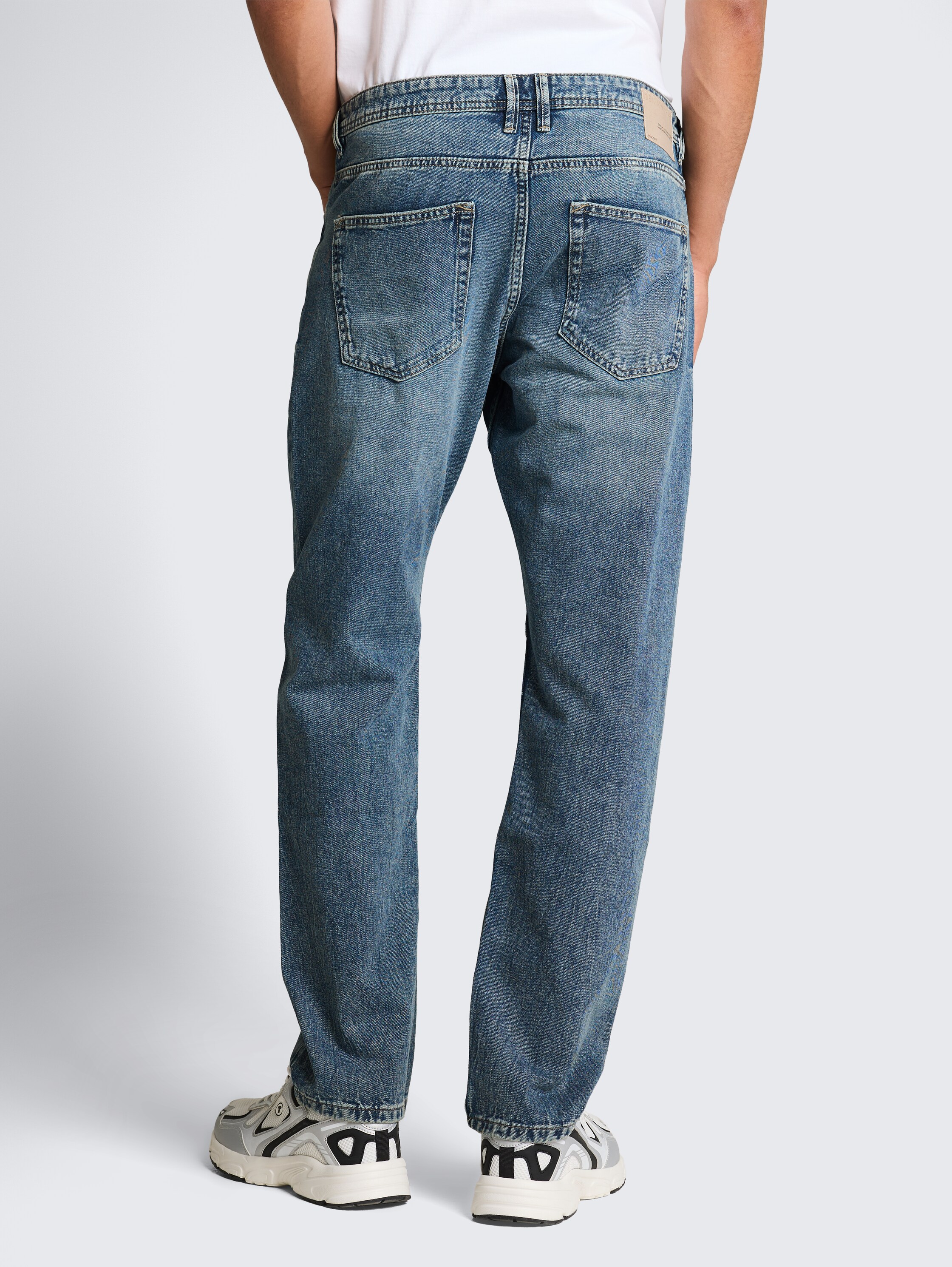 TTWAYLEN RELAXED jeans - Tinted Blue Denim - Neklijn model-achteraanzicht