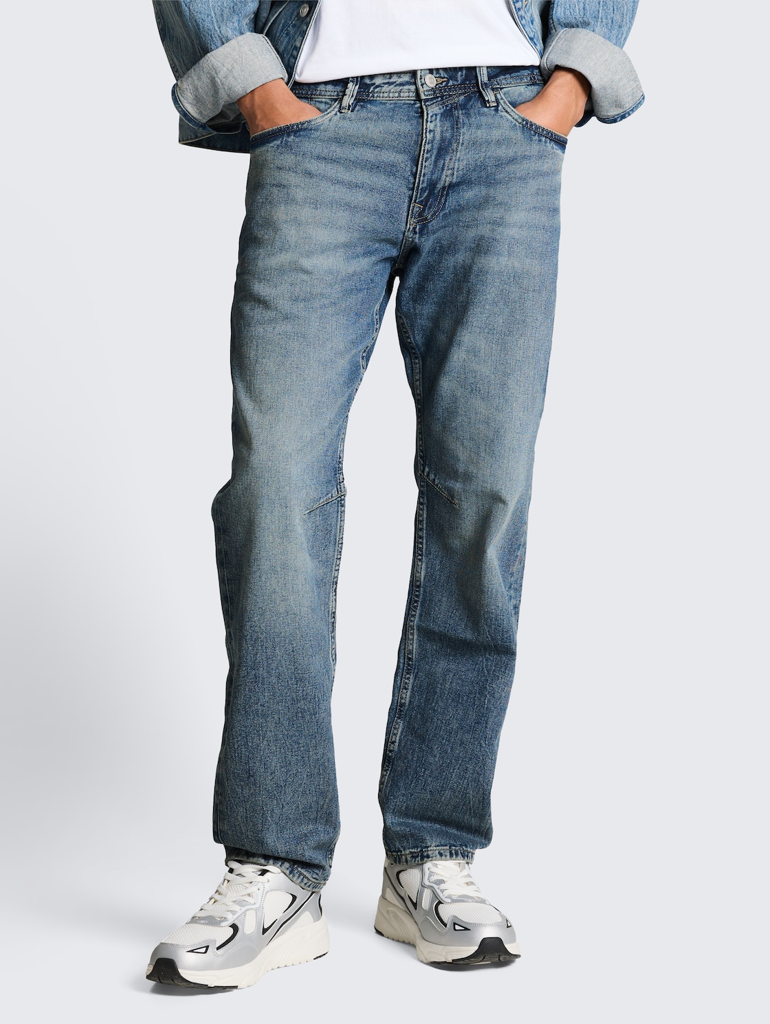 TTWAYLEN RELAXED Jeans - Tinted Blue Denim - Neckline model front view