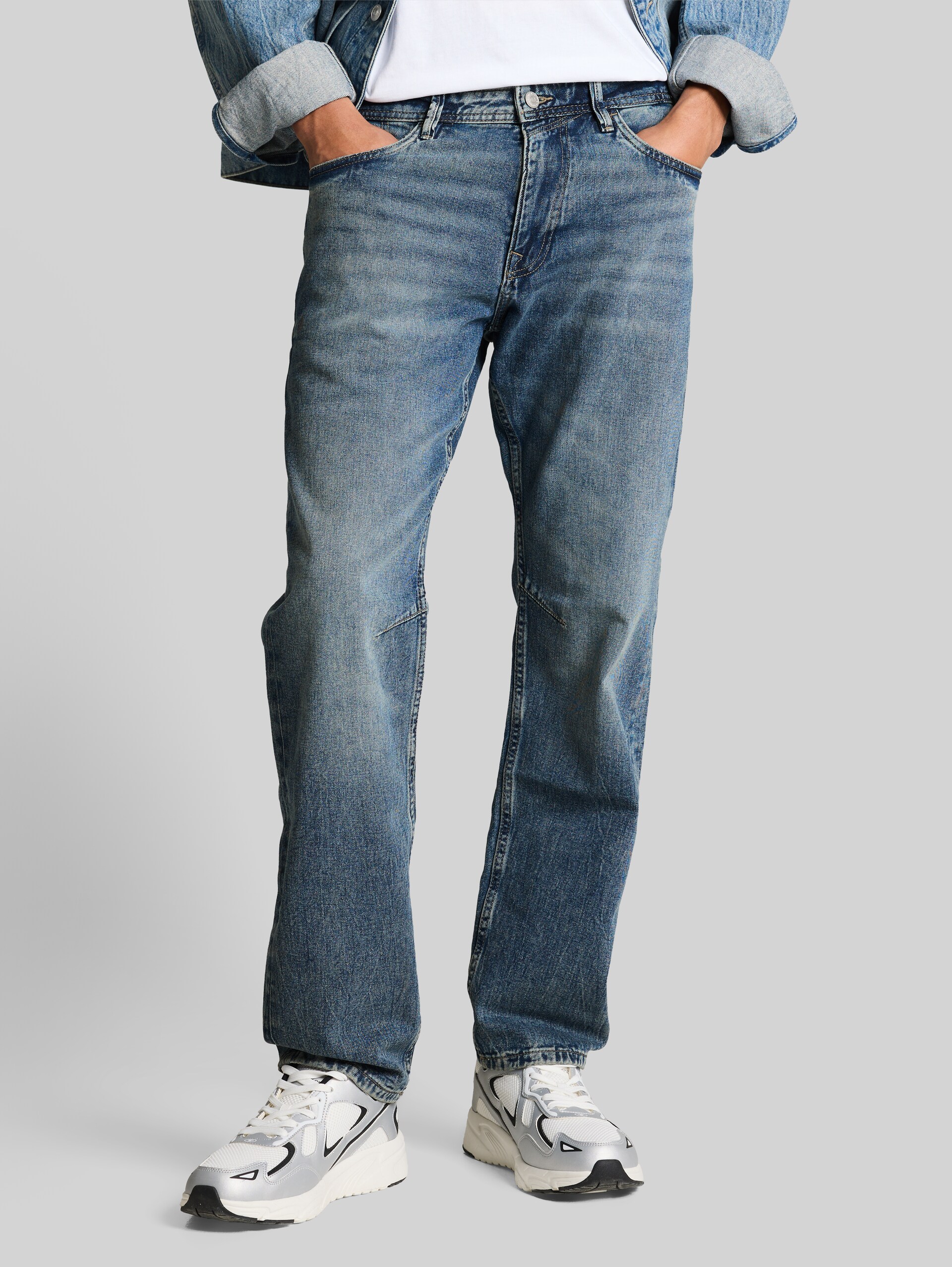 TTWAYLEN RELAXED Jeans - Tinted Blue Denim - Neckline model front view