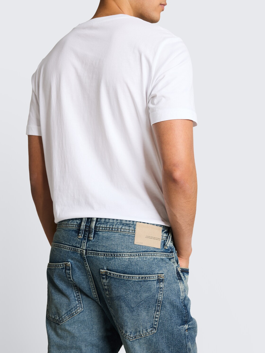 TTWAYLEN RELAXED Jeans - Tinted Blue Denim - Detail model view