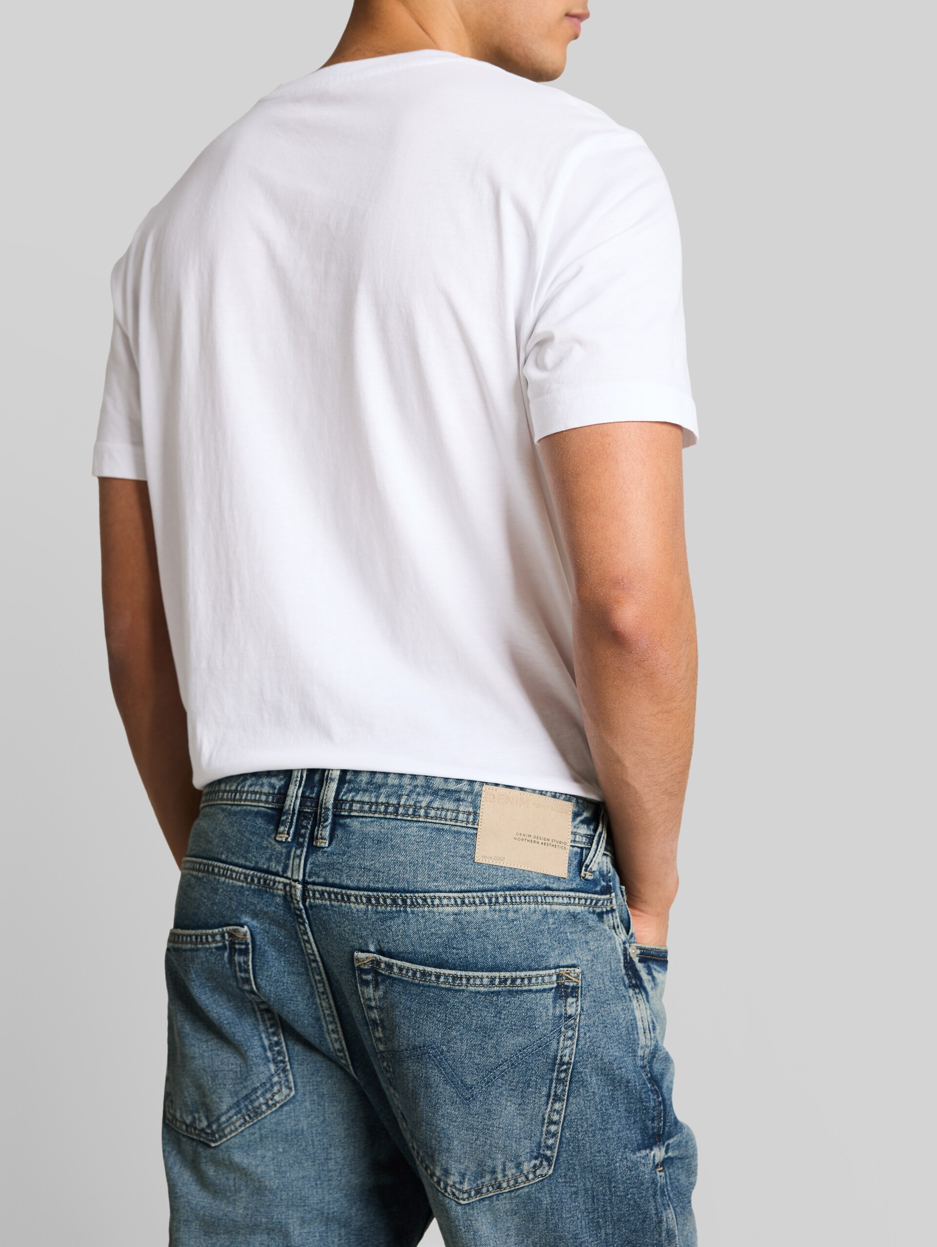 TTWAYLEN RELAXED Jeans - Tinted Blue Denim - Detail model view