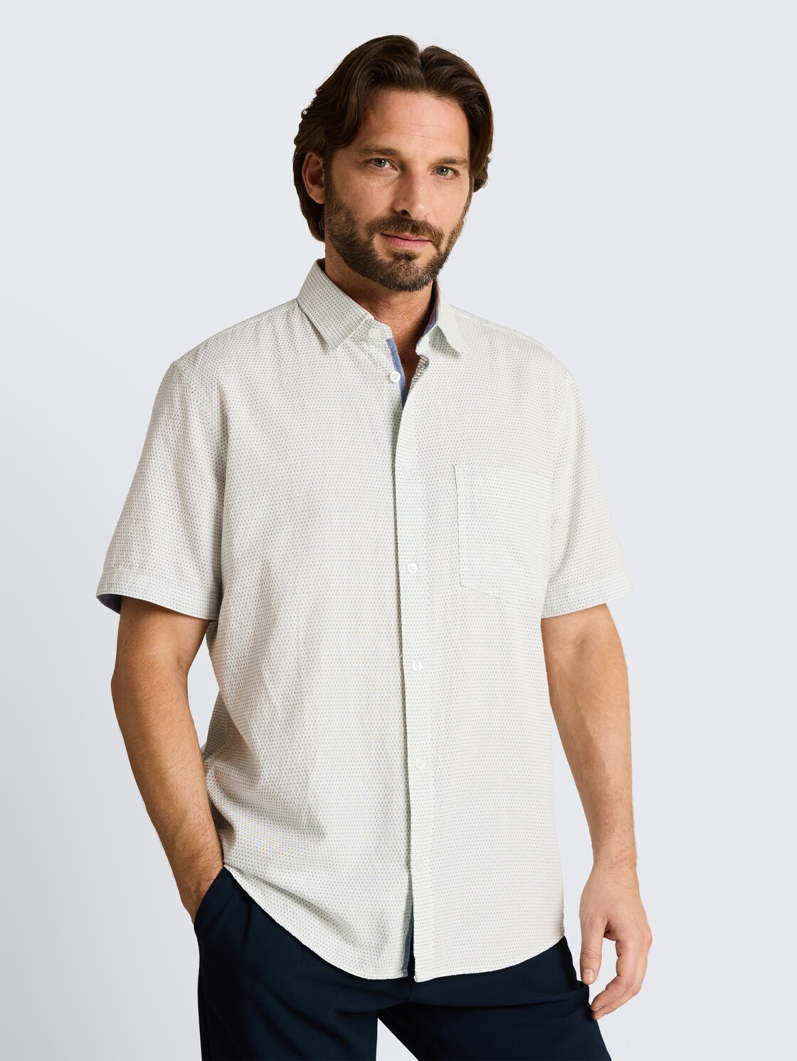 Regular Fit Kurzarmhemd aus Baumwolle - gardenia white dot structure - Ausschnitt Model-Vorderansicht