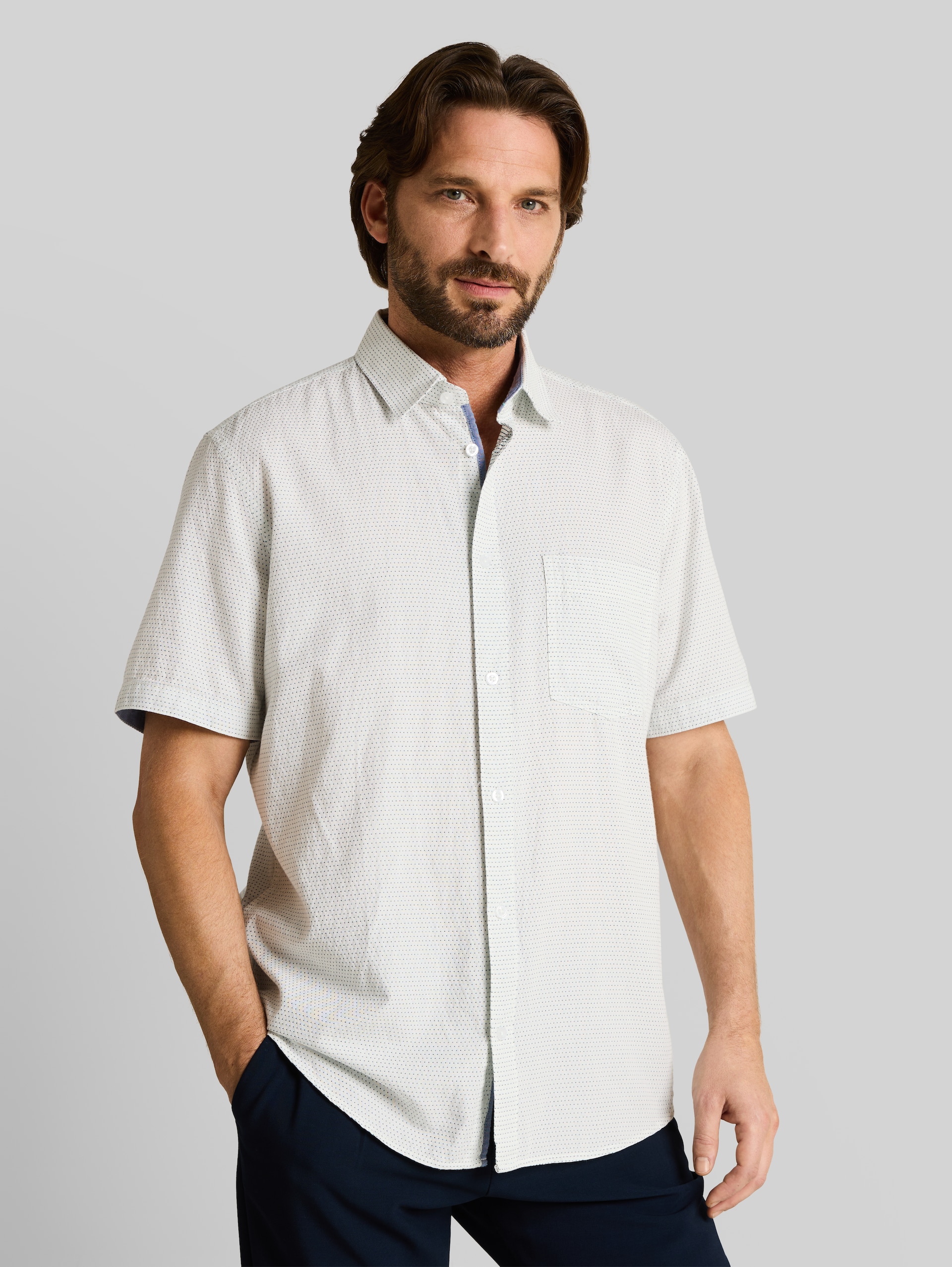 Regular fit short-sleeved cotton shirt - gardenia white dot structure - Neckline model front view