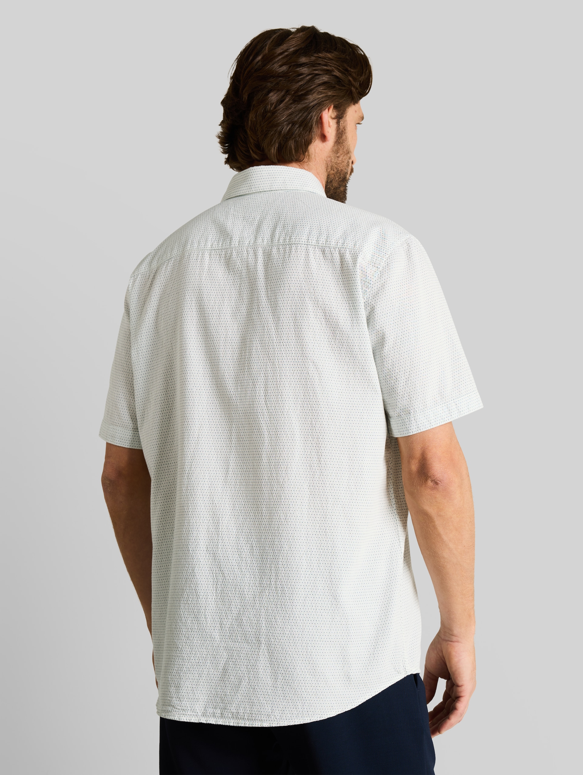 Regular fit short-sleeved cotton shirt - gardenia white dot structure - Neckline model-back view