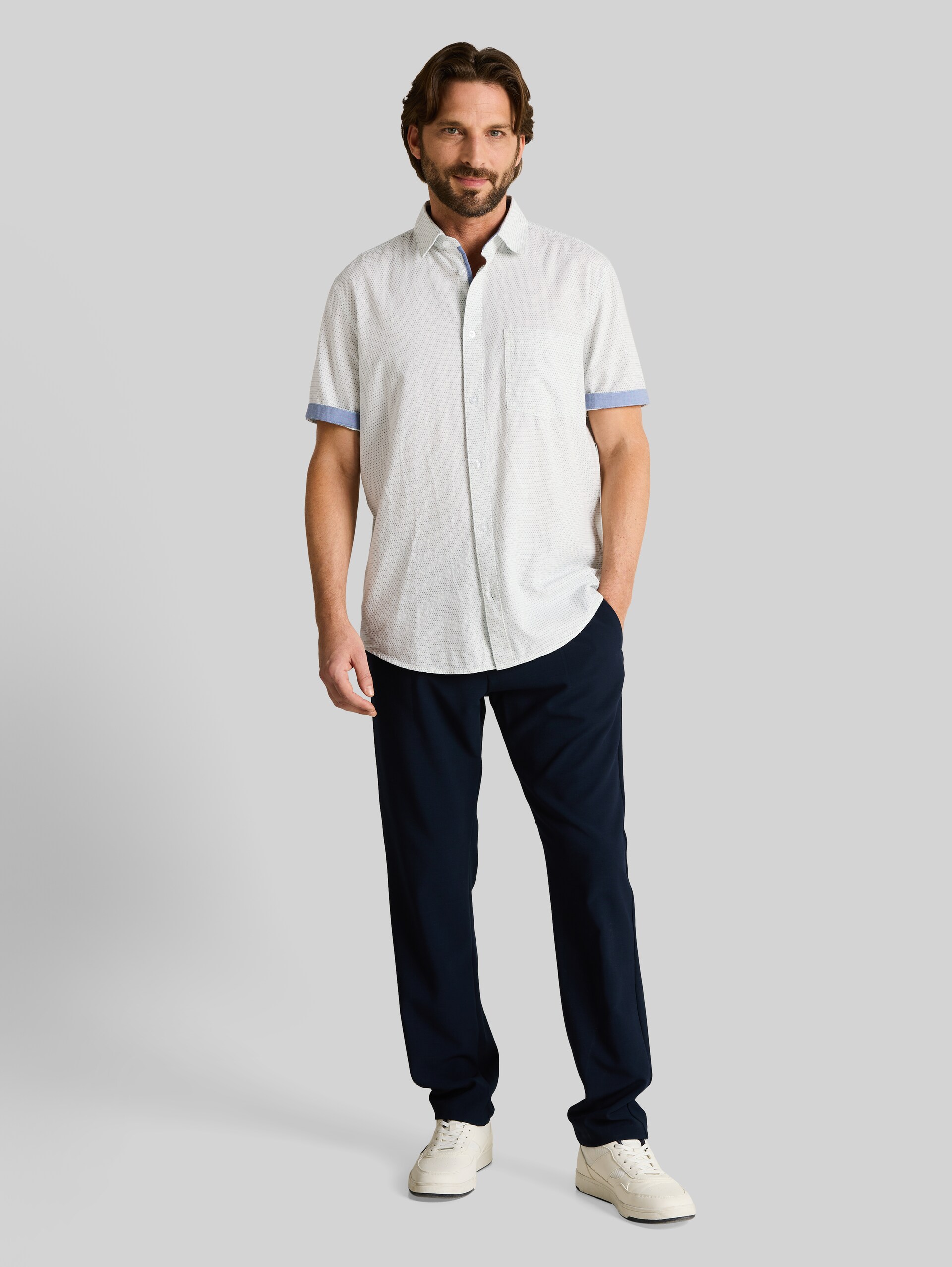 Regular fit short-sleeved cotton shirt - gardenia white dot structure - Model front view