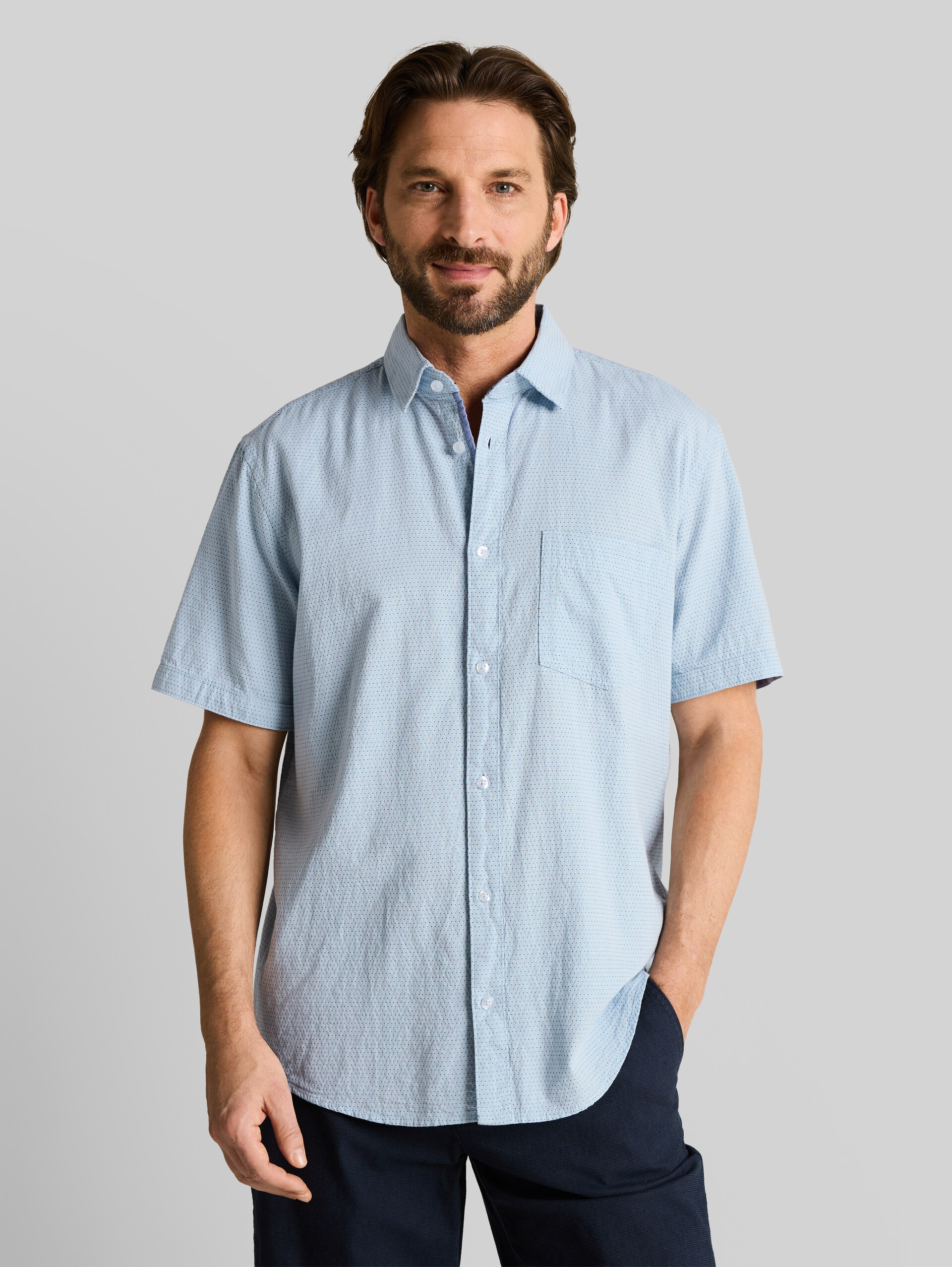 Regular fit short-sleeved cotton shirt - light blue dot structure - Neckline model front view