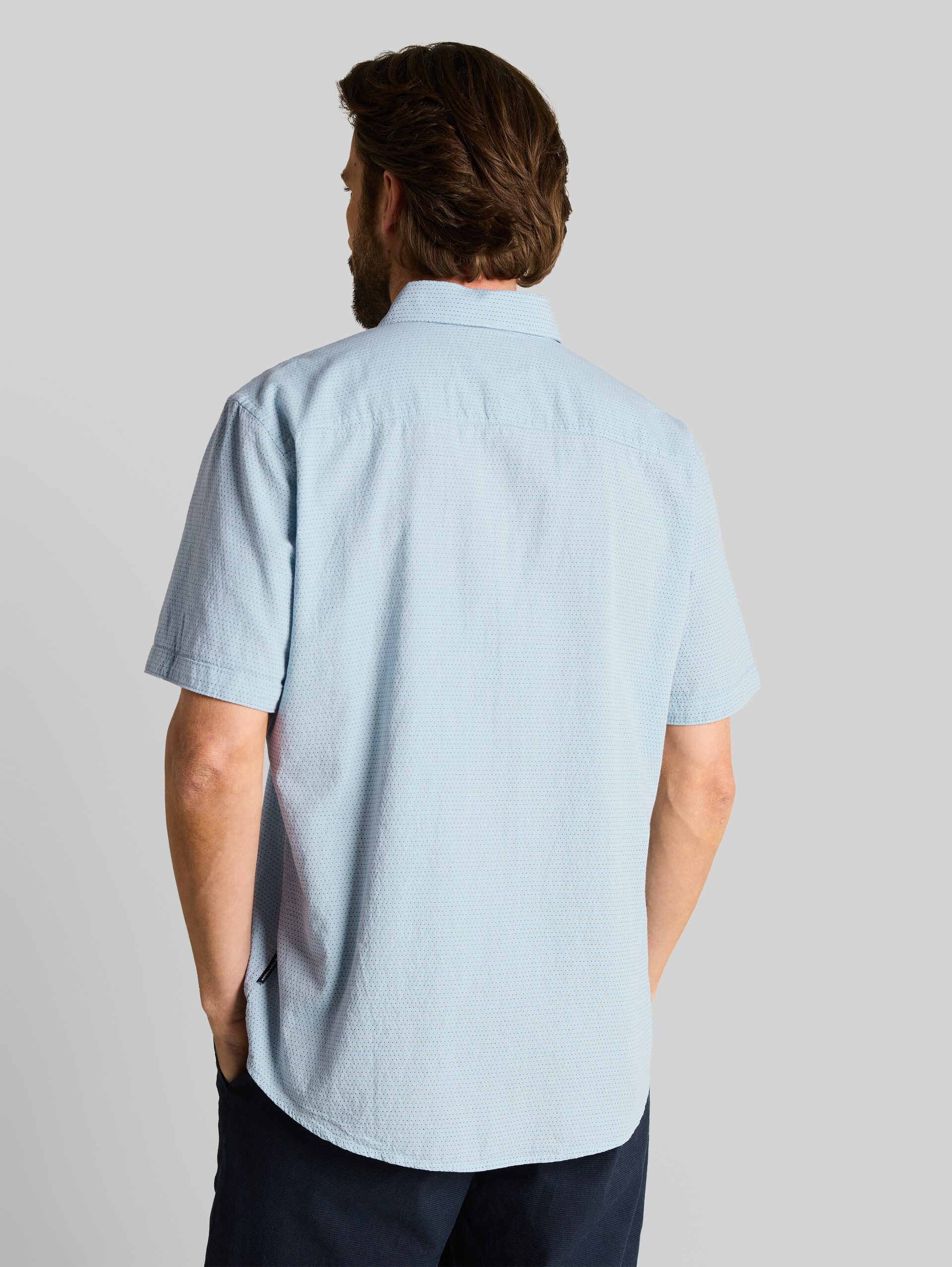 Regular fit short-sleeved cotton shirt - light blue dot structure - Neckline model-back view