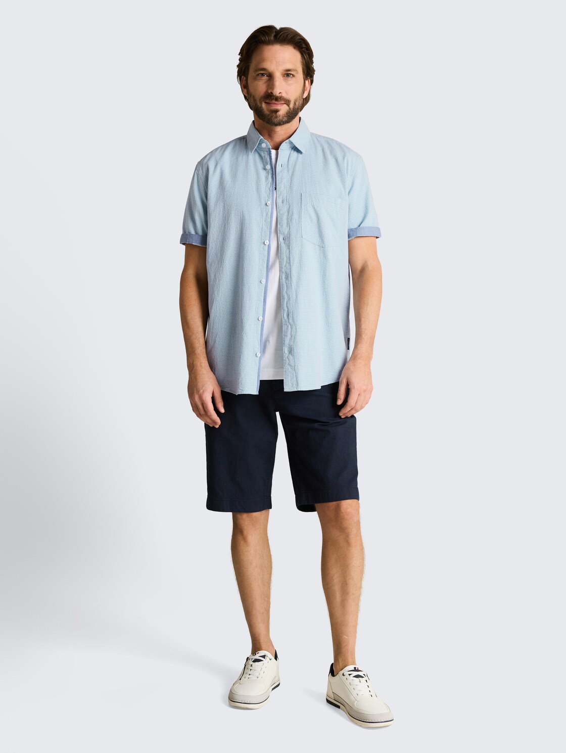 Regular Fit Kurzarmhemd aus Baumwolle - light blue dot structure - Model-Vorderansicht