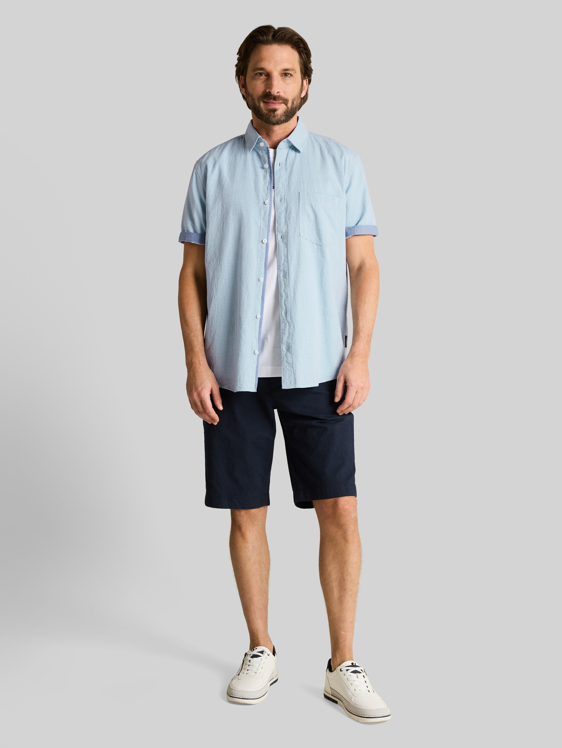 Regular fit short-sleeved cotton shirt - light blue dot structure - Model front view