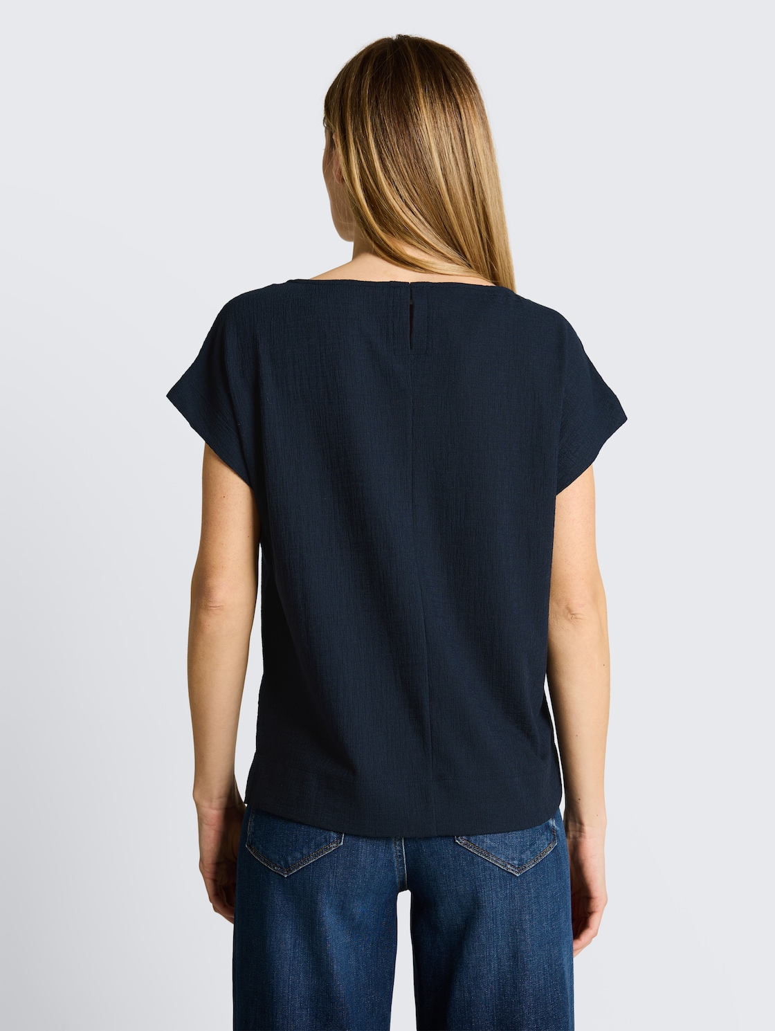 Loose Fit T-Shirt - sky captain blue - Auschnitt Model-Rückansicht