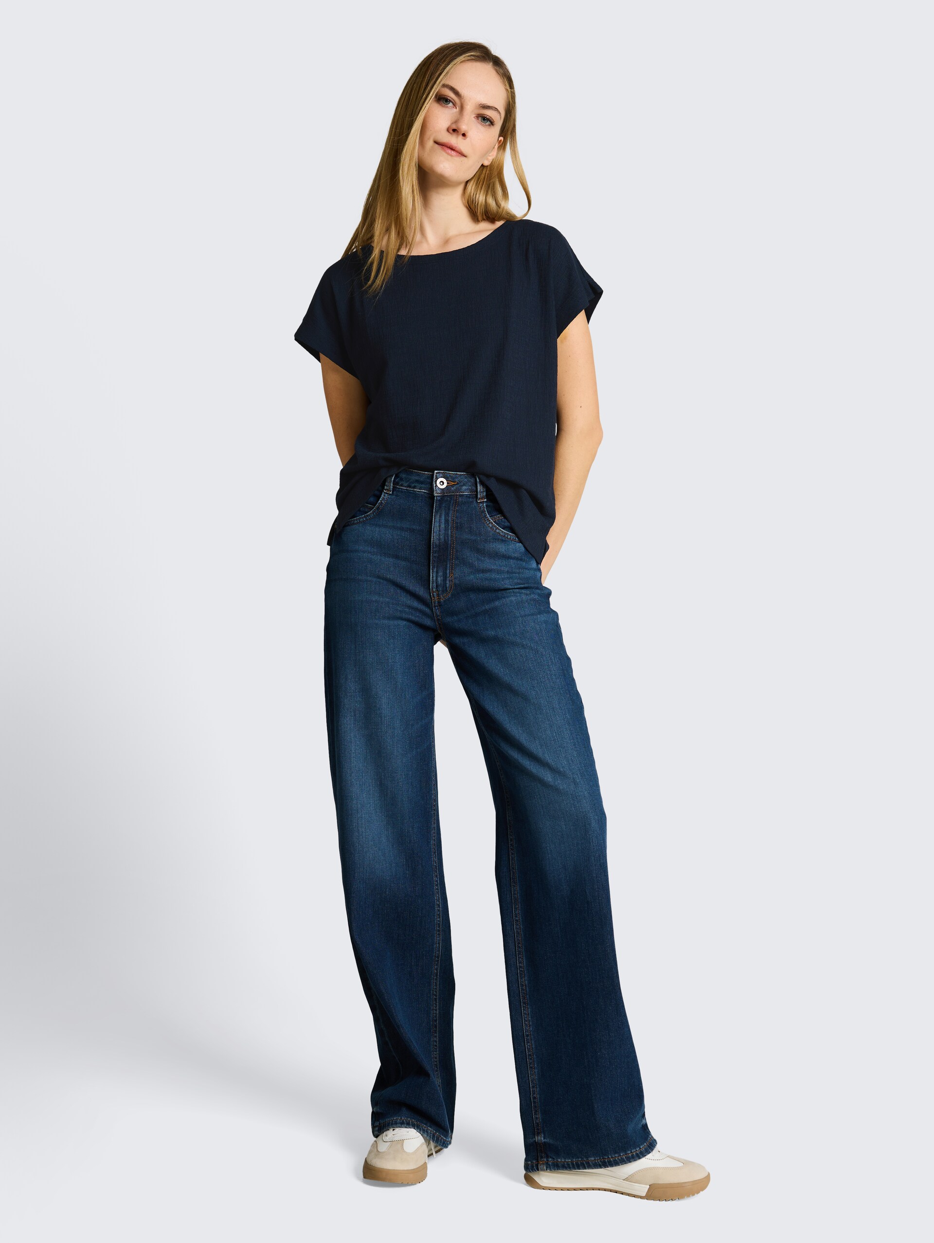 Loose Fit T-Shirt - sky captain blue - Model-Vorderansicht