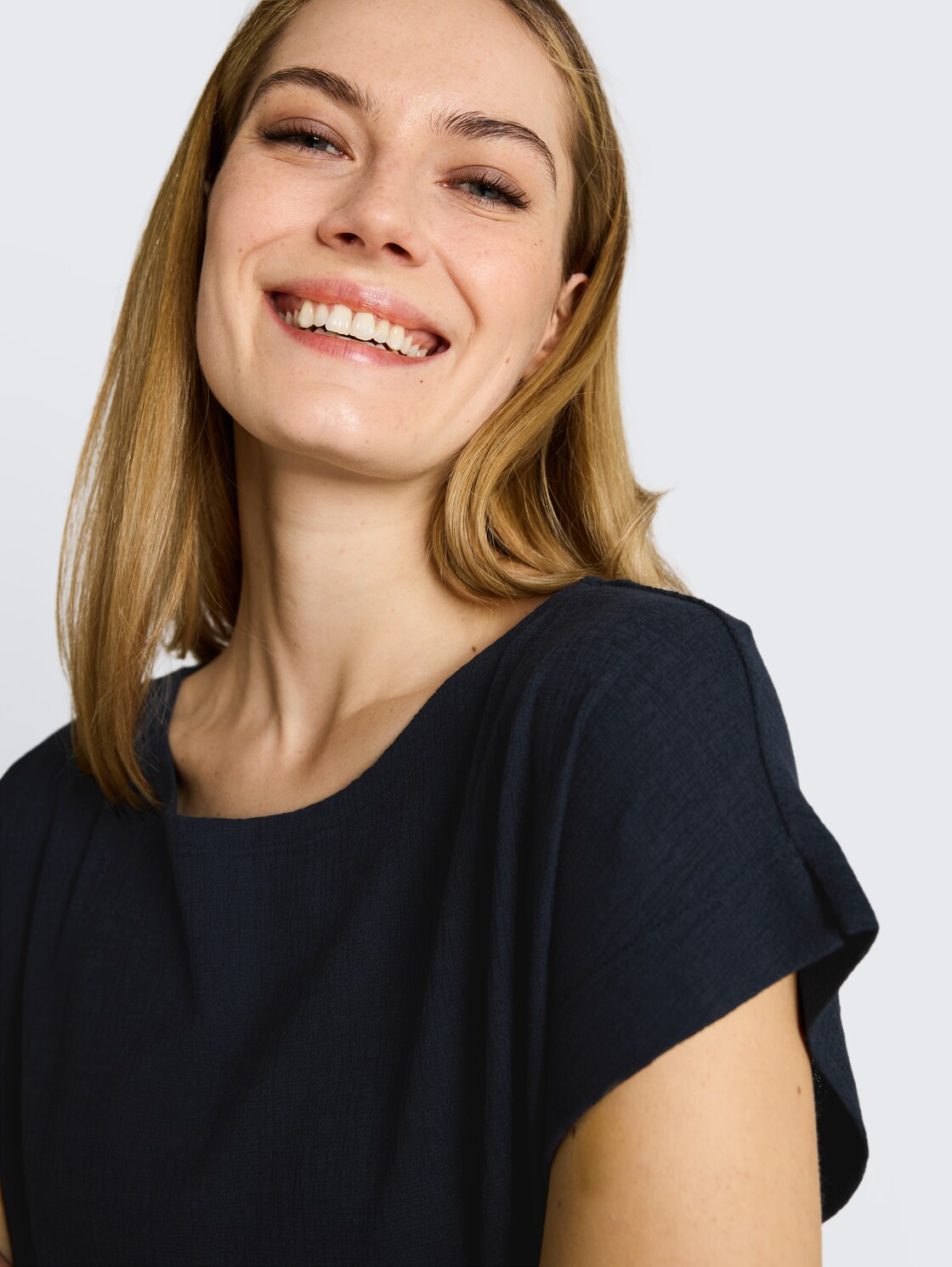 Loose Fit T-Shirt - sky captain blue - Detail-Model-Ansicht