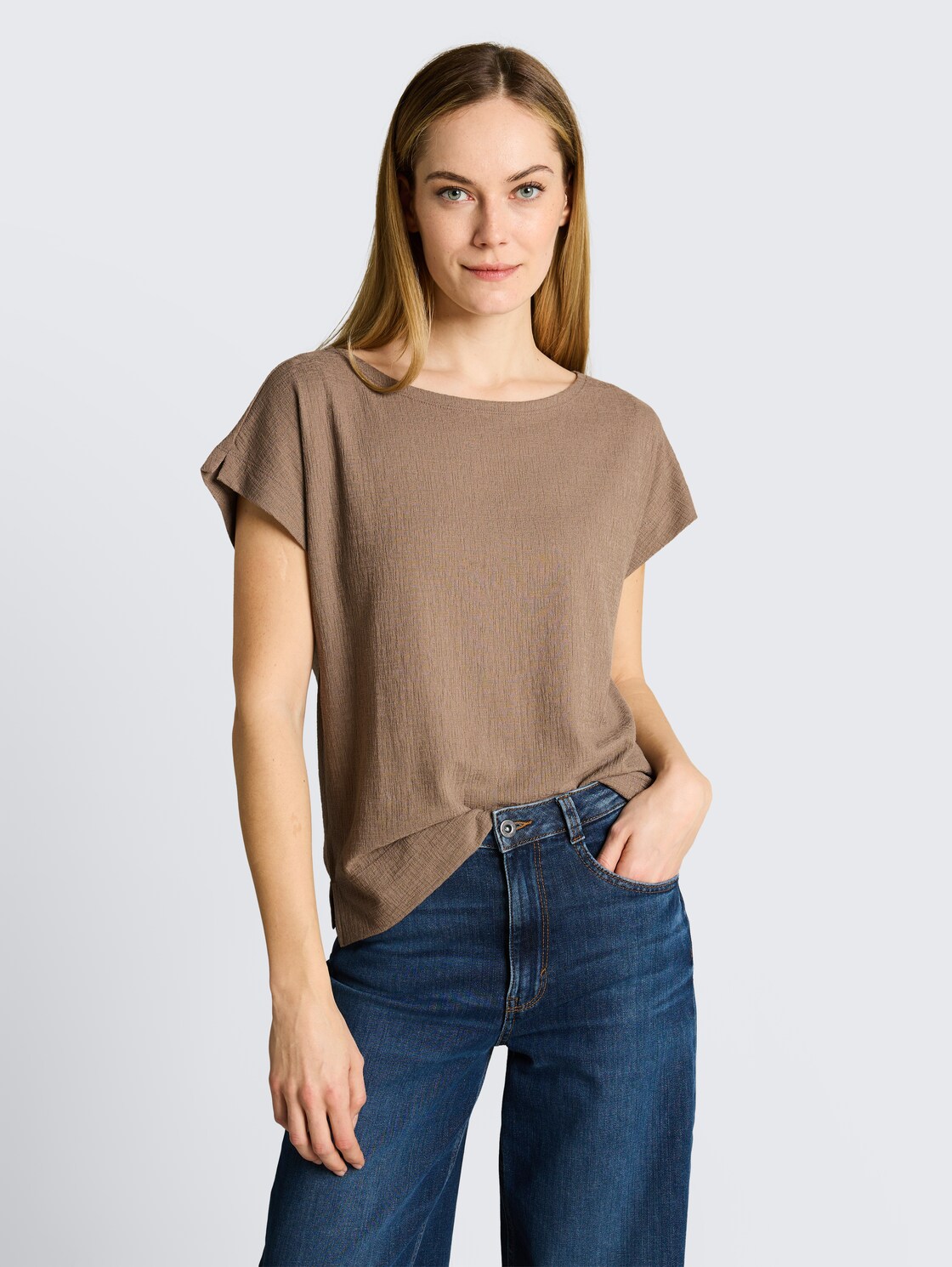 Loose Fit T-Shirt - taupe grey - Ausschnitt Model-Vorderansicht