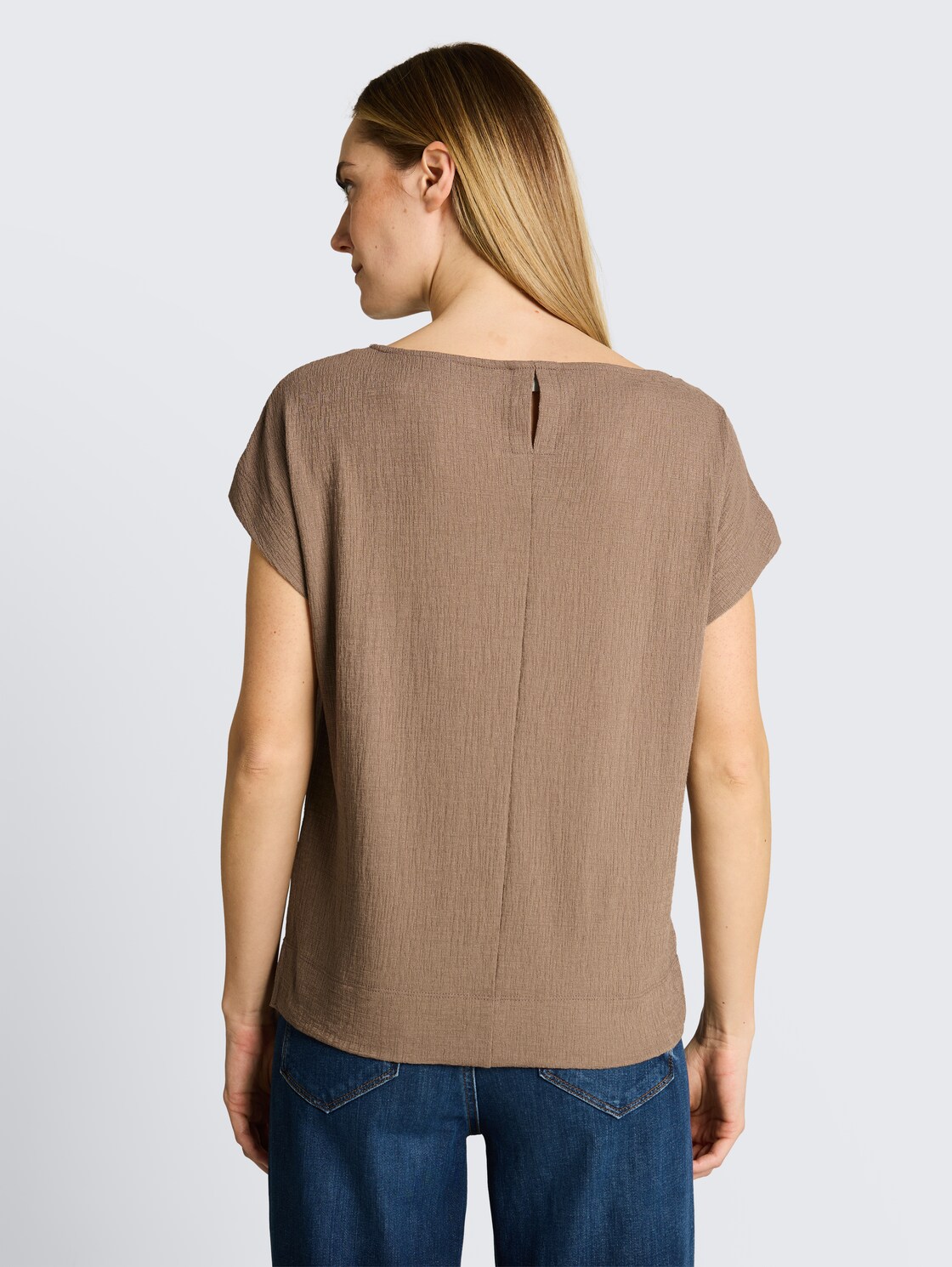Loose Fit T-Shirt - taupe grey - Auschnitt Model-Rückansicht