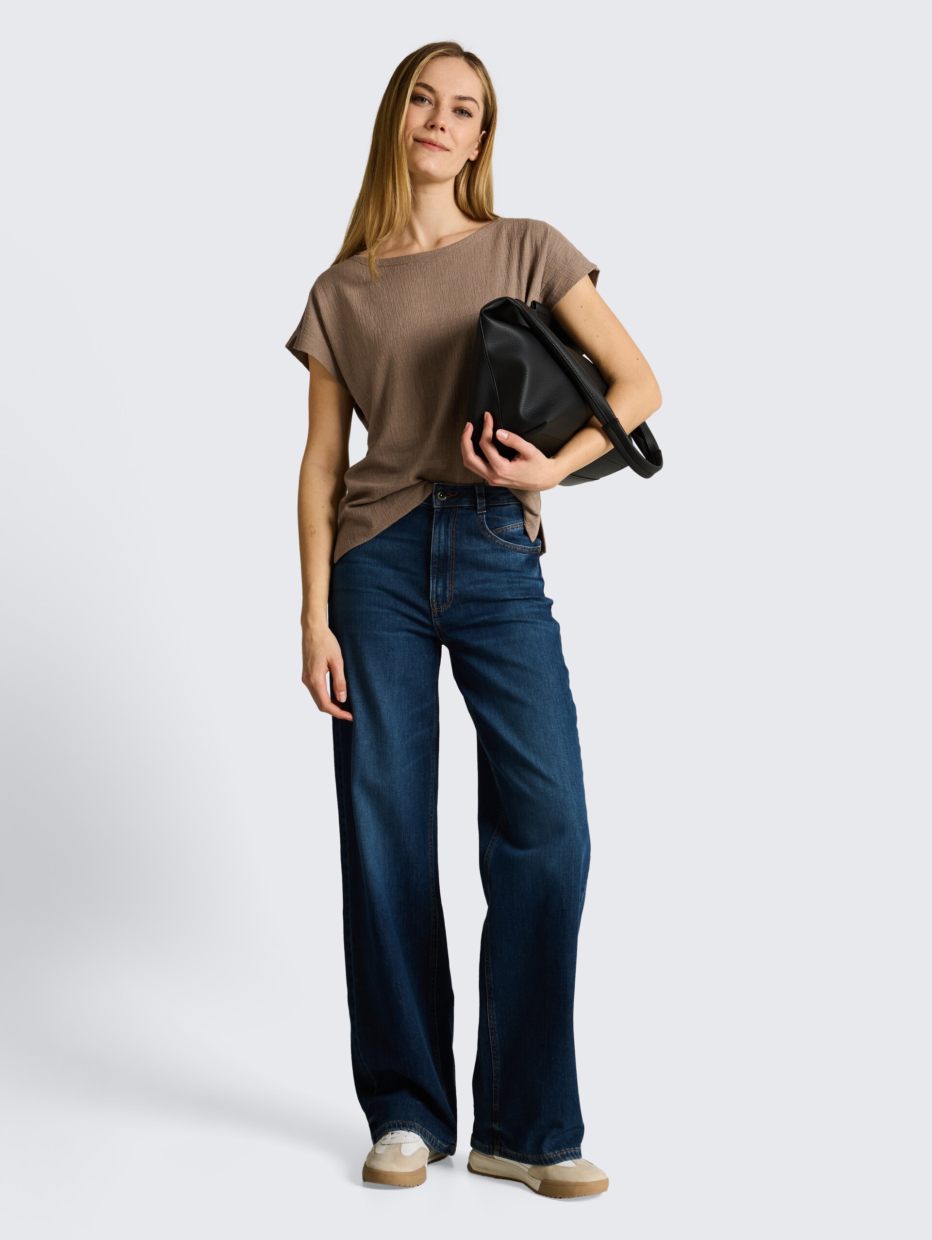 Loose Fit T-Shirt - taupe grey - Model-Vorderansicht