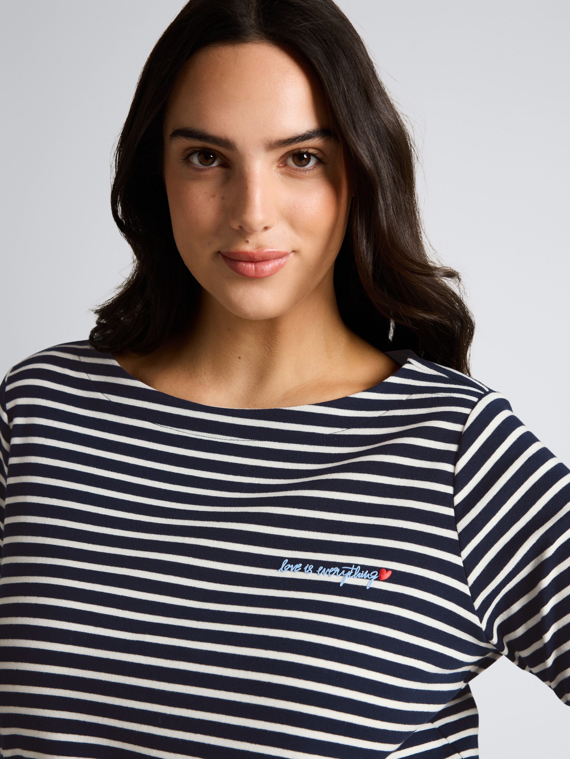Plus Size - Langarmshirt mit Streifenmuster - navy blue offwhite stripe - Detail-Model-Ansicht