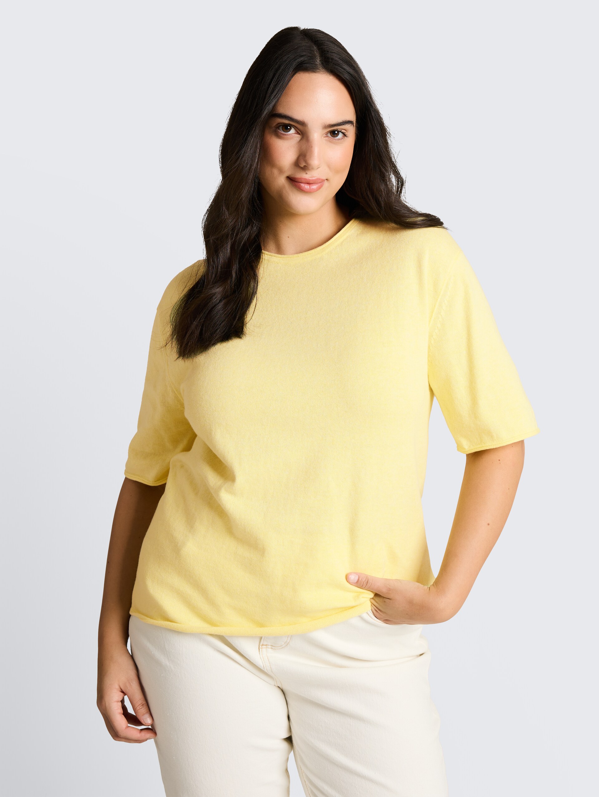 Plus Size - Loose Fit Strickpullover mit Kaschmir-Anteil - soft lemon melange - Ausschnitt Model-Vorderansicht