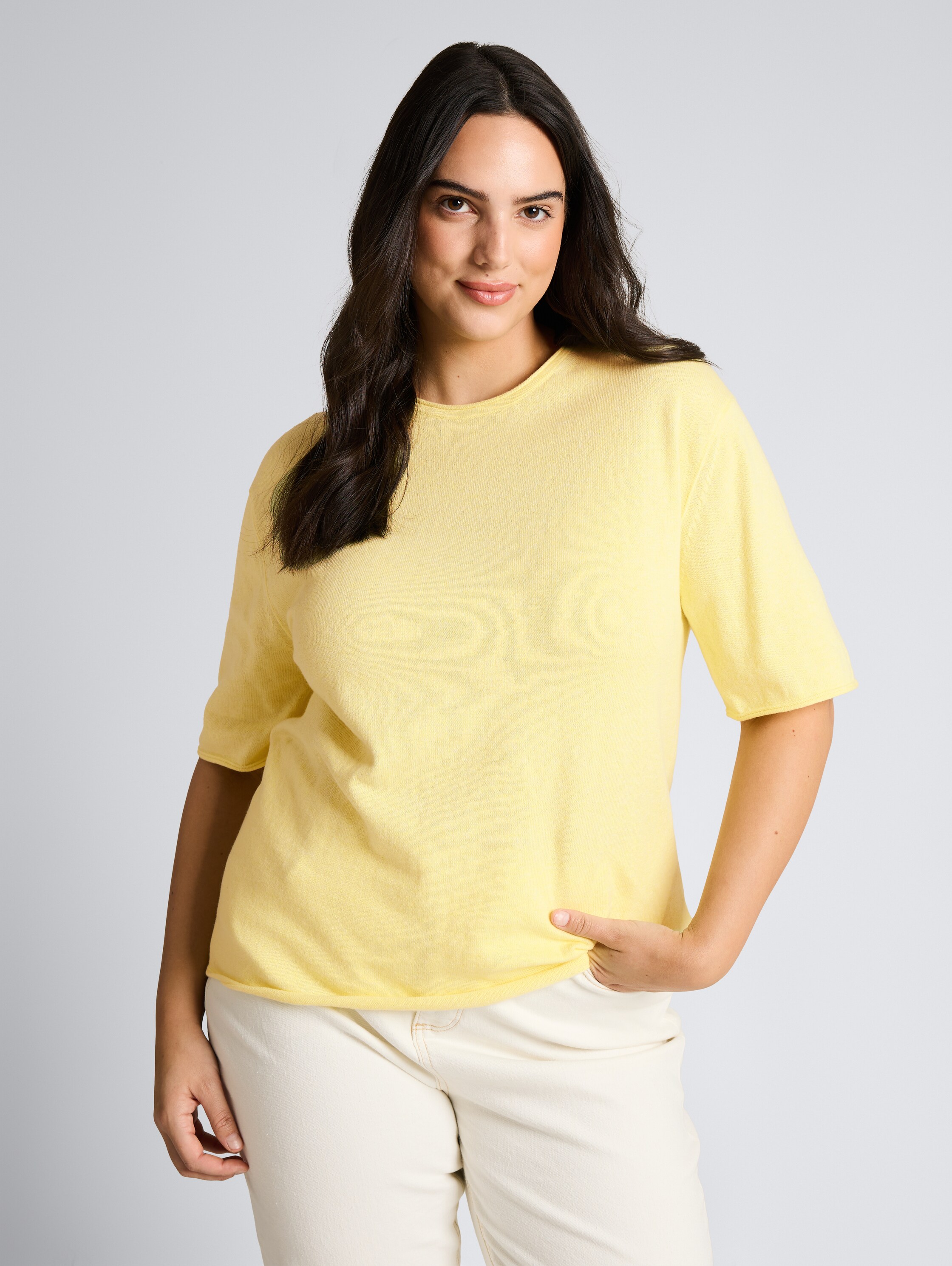 Plus Size - Loose Fit Strickpullover mit Kaschmir-Anteil - soft lemon melange - Ausschnitt Model-Vorderansicht