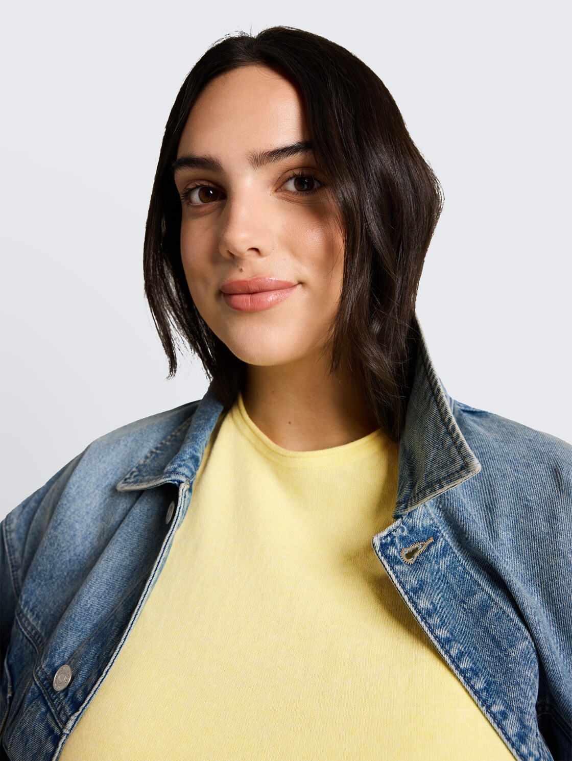 Plus Size - Loose Fit Strickpullover mit Kaschmir-Anteil - soft lemon melange - Detail-Model-Ansicht