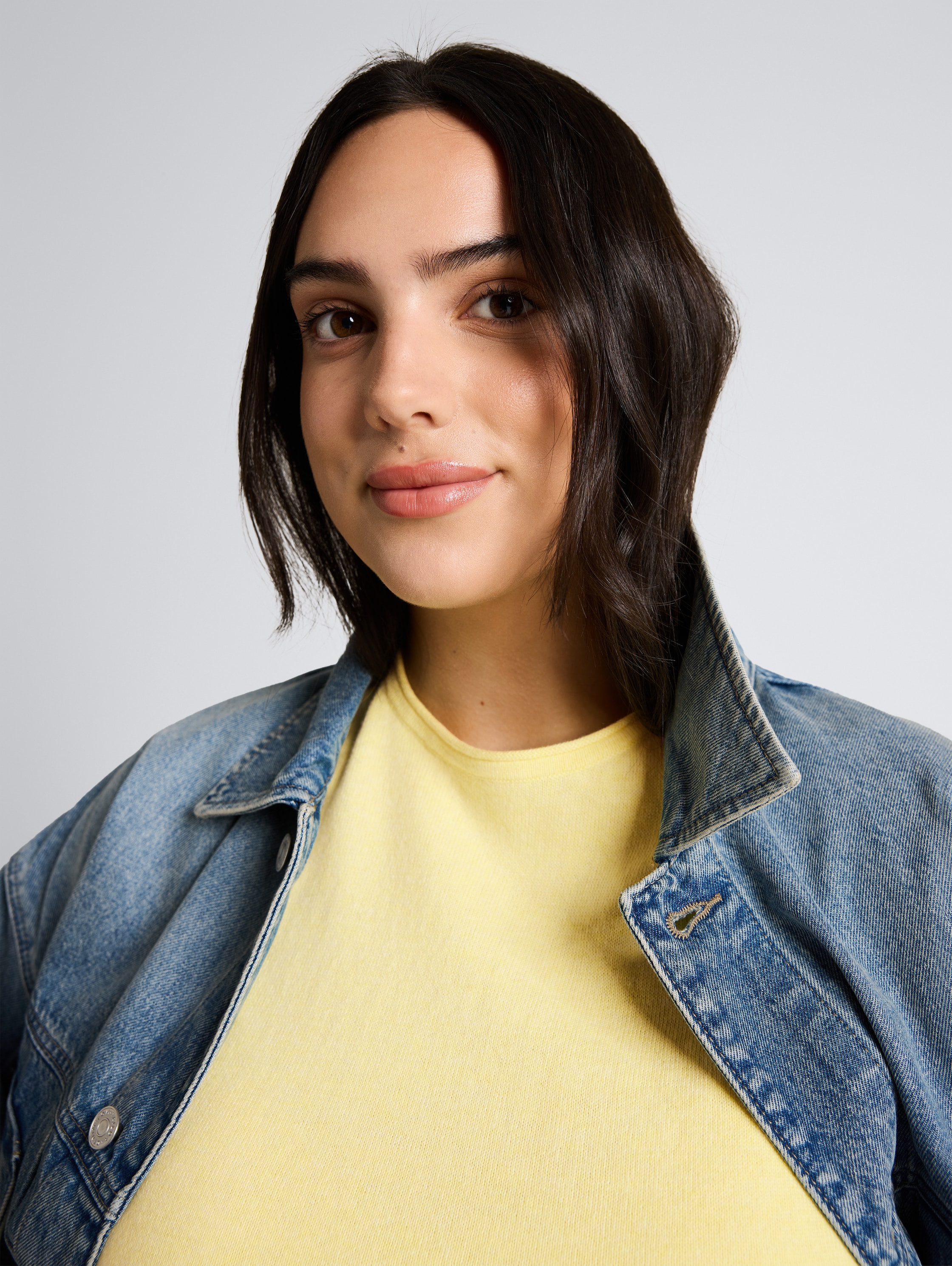 Plus Size - Loose Fit Strickpullover mit Kaschmir-Anteil - soft lemon melange - Detail-Model-Ansicht